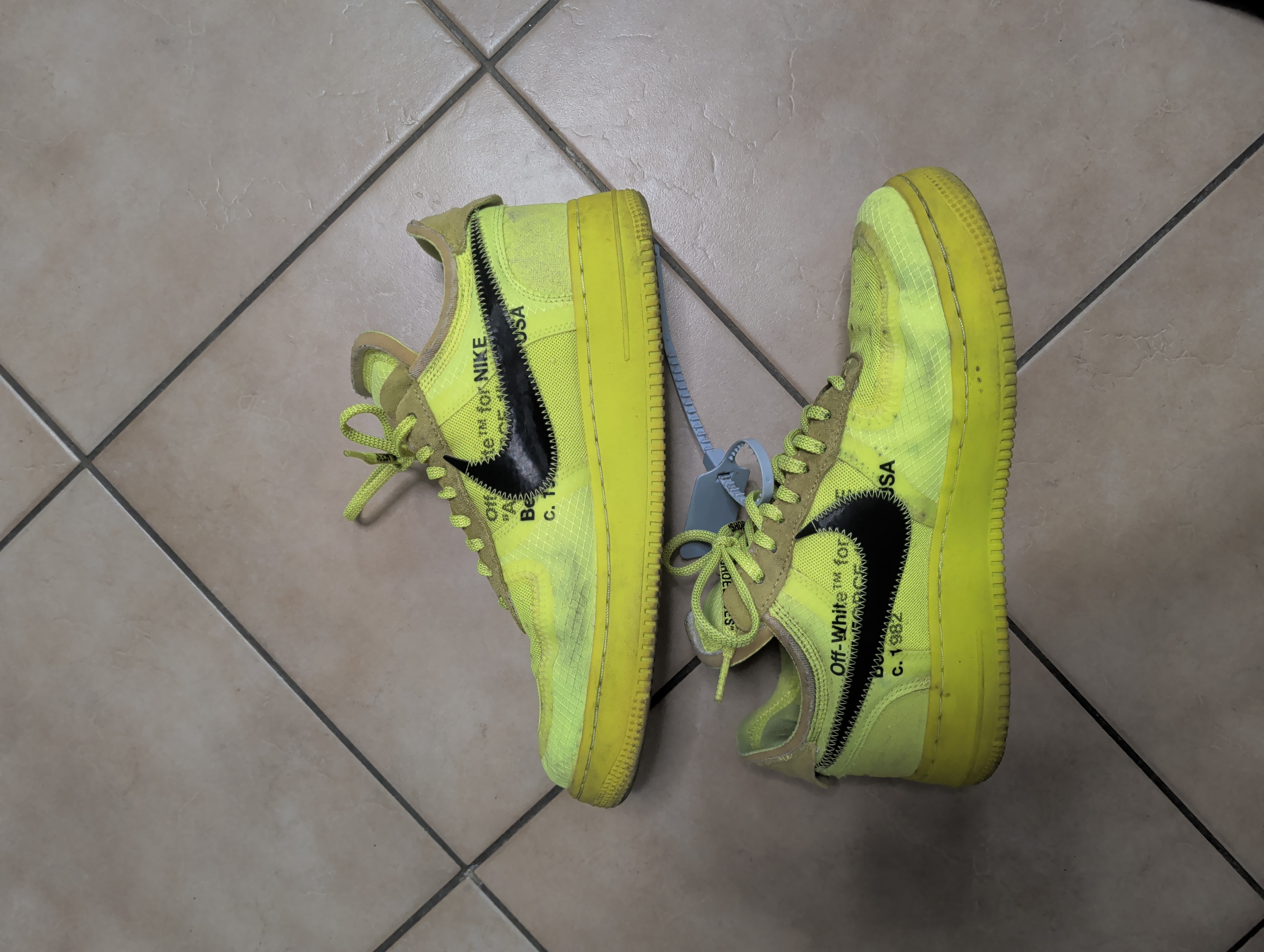 Nike x Off-White Air Force 1 Low 'Volt' (2018) photo 2
