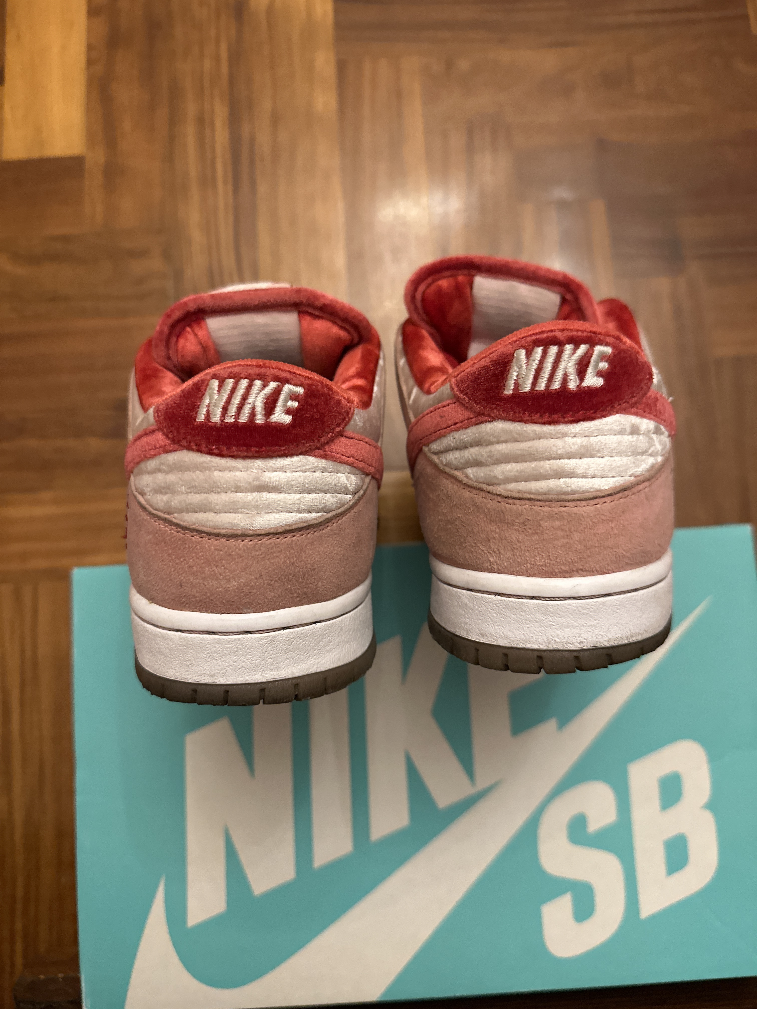 Nike SB x StrangeLove Dunk Low Skateboards (Regular Box) (2020) photo 4