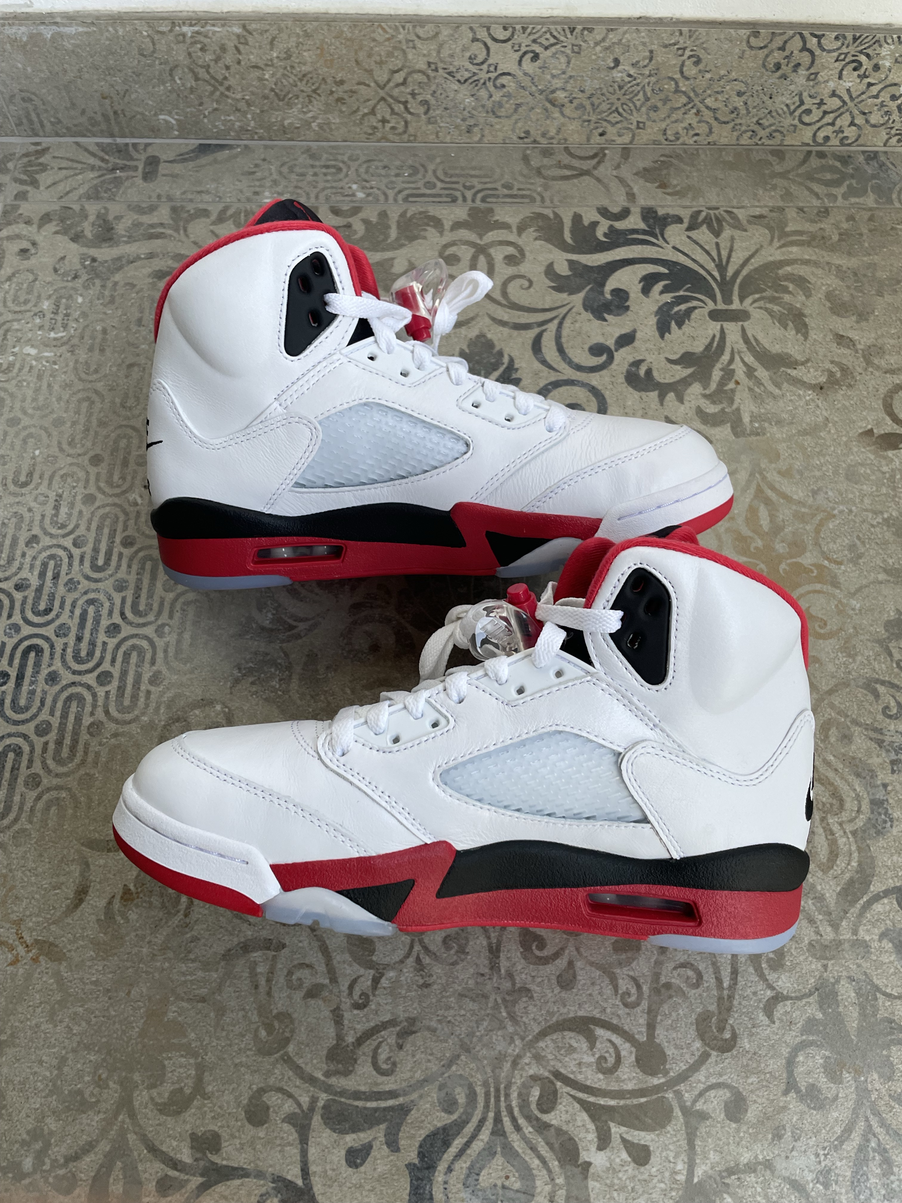 Air Jordan 5 OG 'Fire Red Black Tongue' (2025) photo 2
