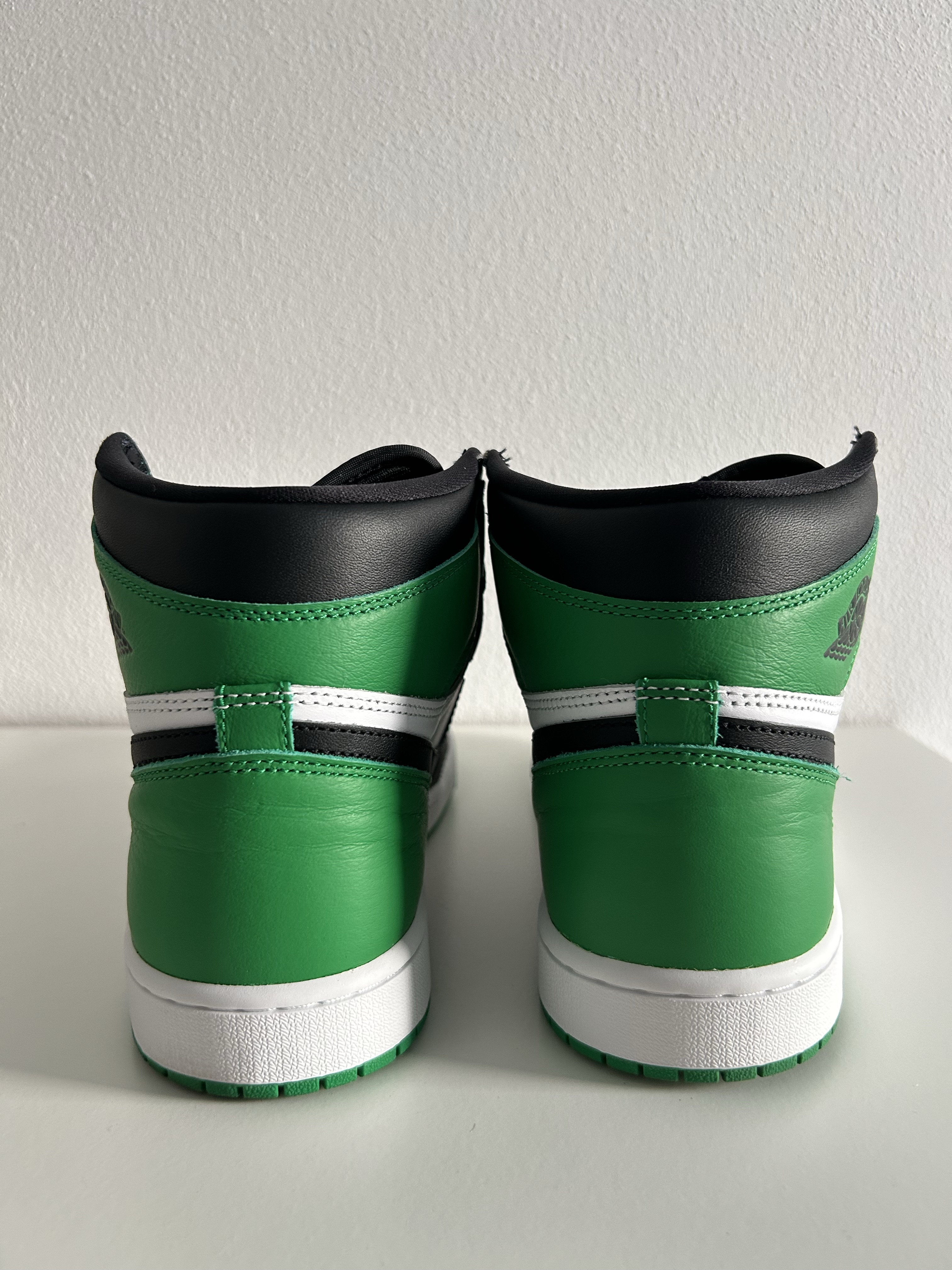 Air Jordan 1 High OG 'Lucky Green' (2023) photo 4