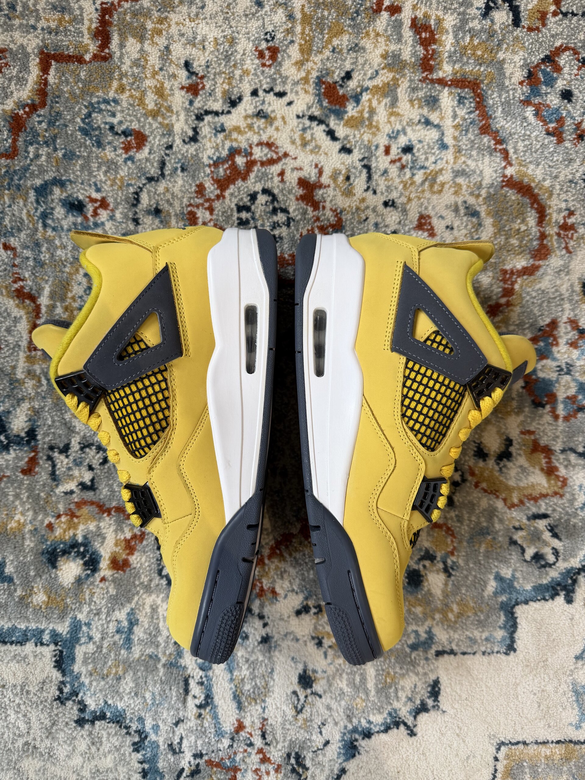 Air Jordan 4 Retro 'Lightning' (2021) photo 2
