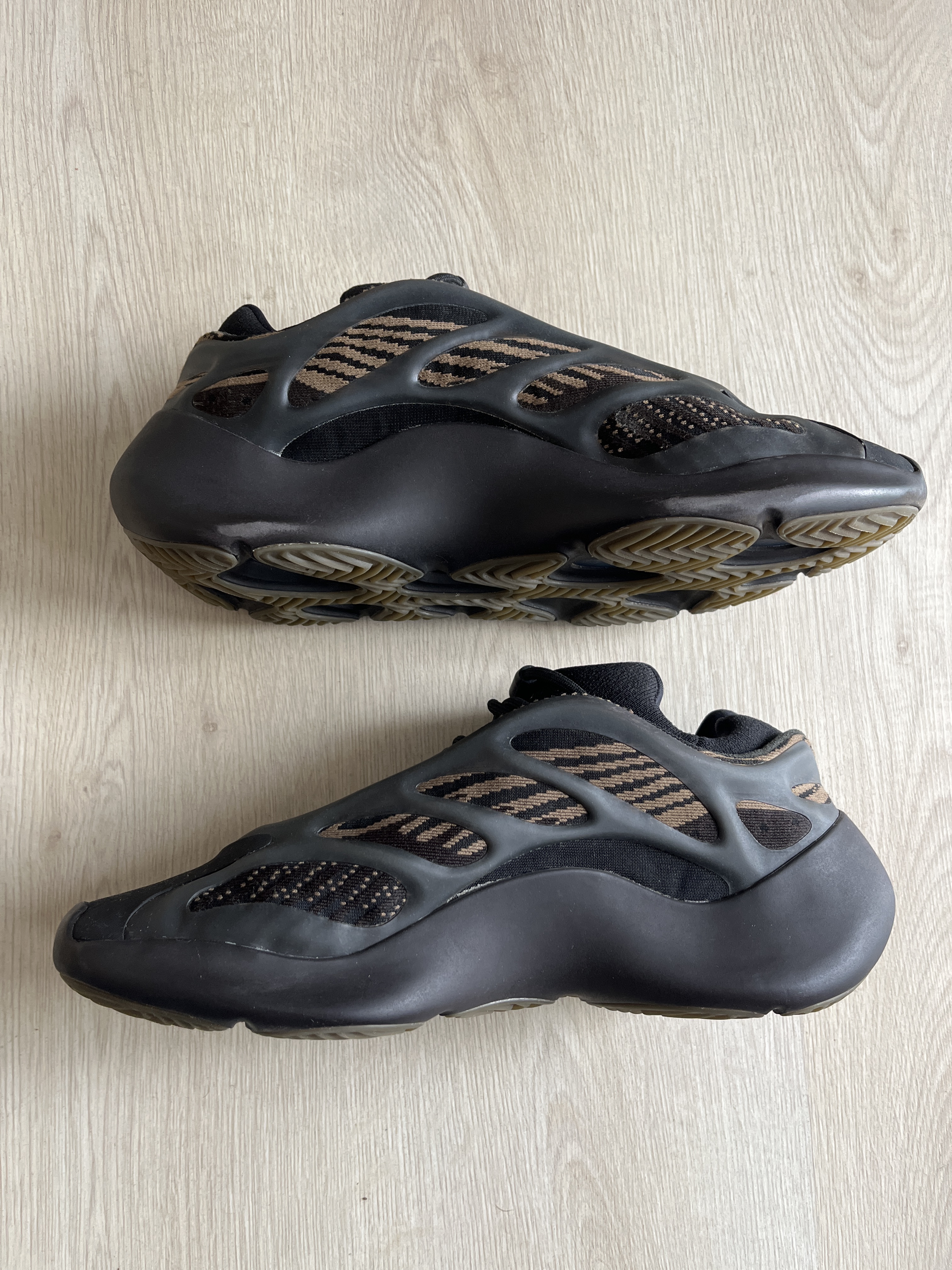 Yeezy 700 V3 'Clay Brown' (2020) photo 2