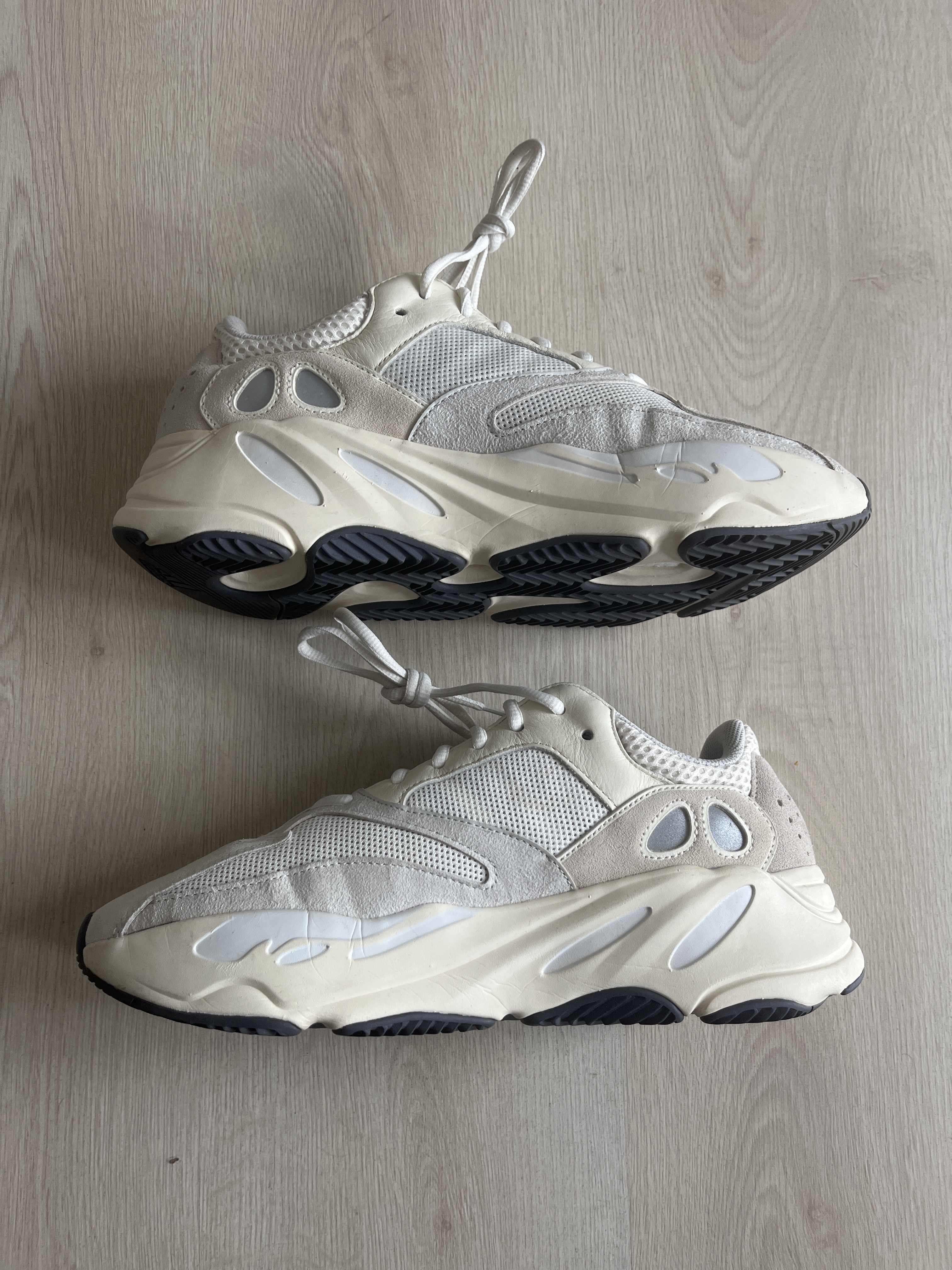 Yeezy Boost 700 'Analog' photo 2