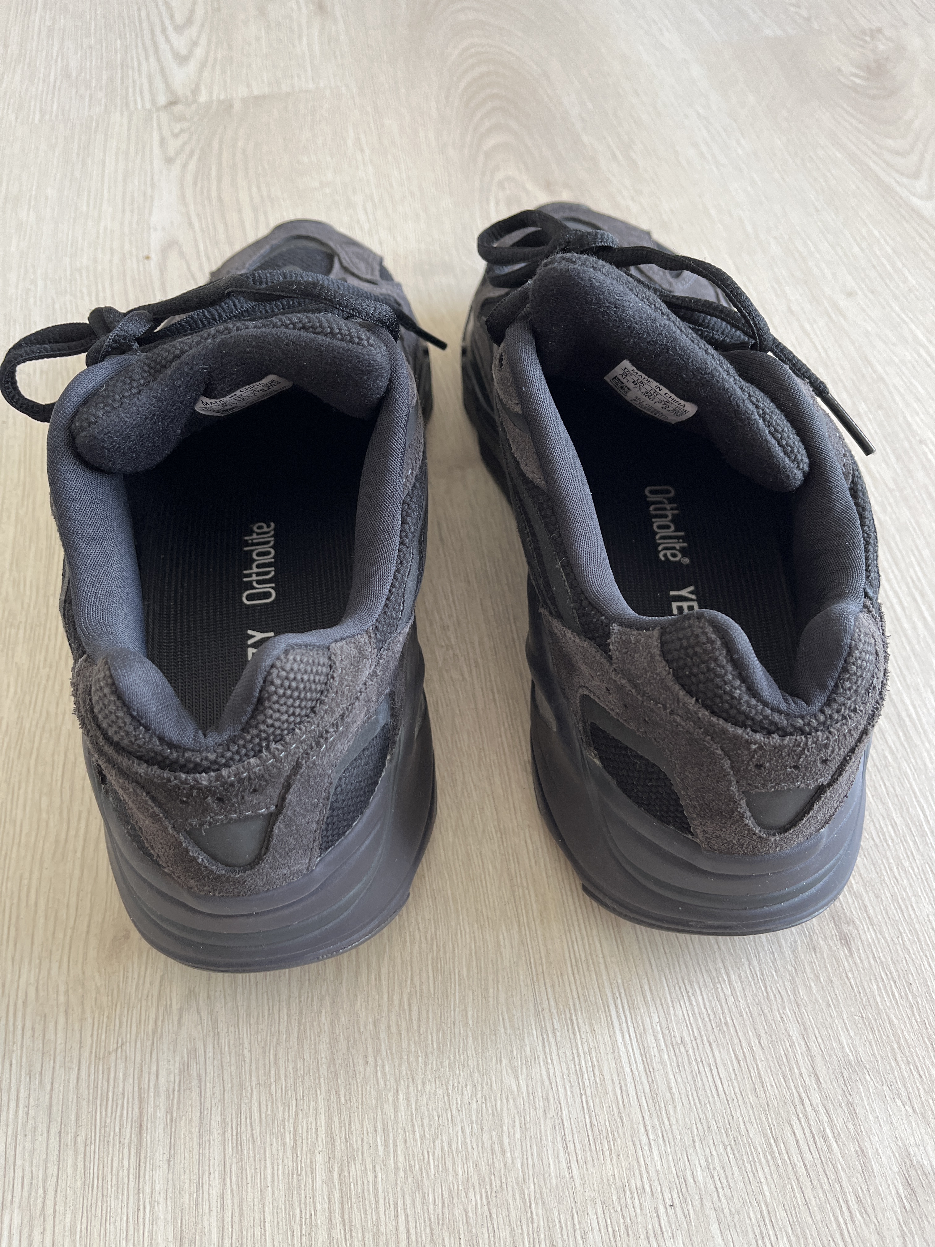 Yeezy Boost 700 V2 'Vanta' (2019) photo 4
