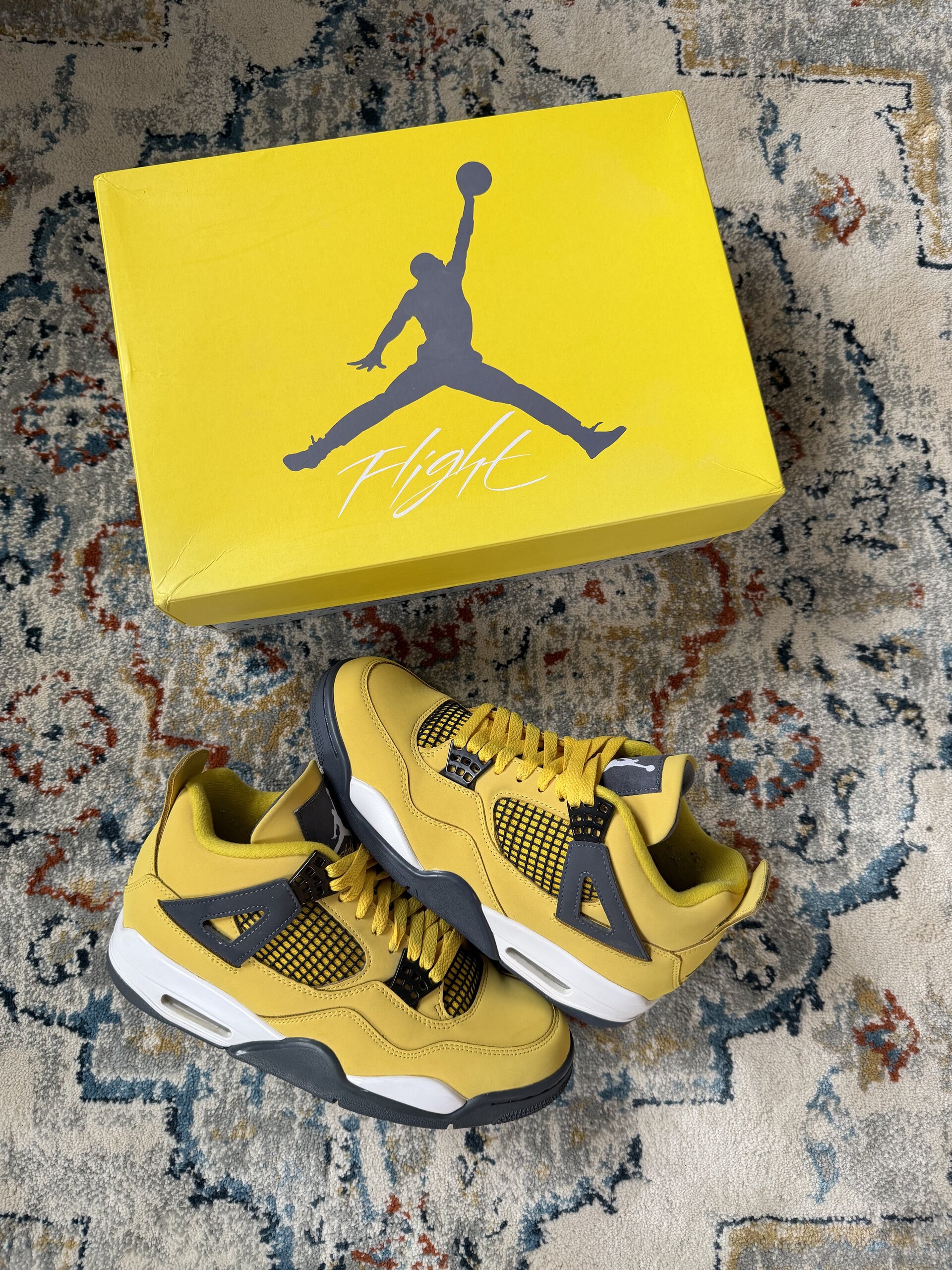 Air Jordan 4 Retro 'Lightning' (2021) photo 1