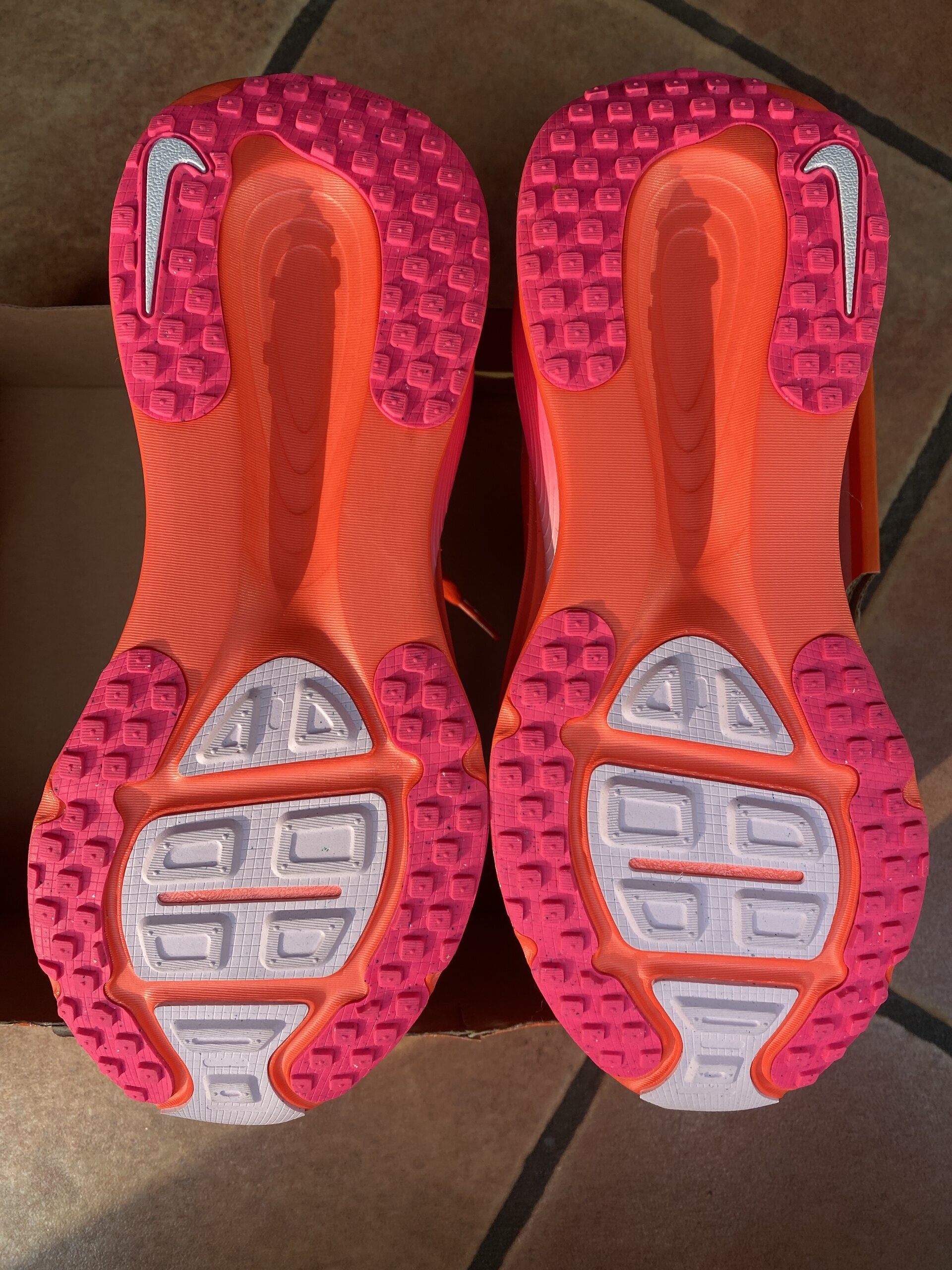 Nike Vomero 18 'Bright Crimson' (2025) photo 5