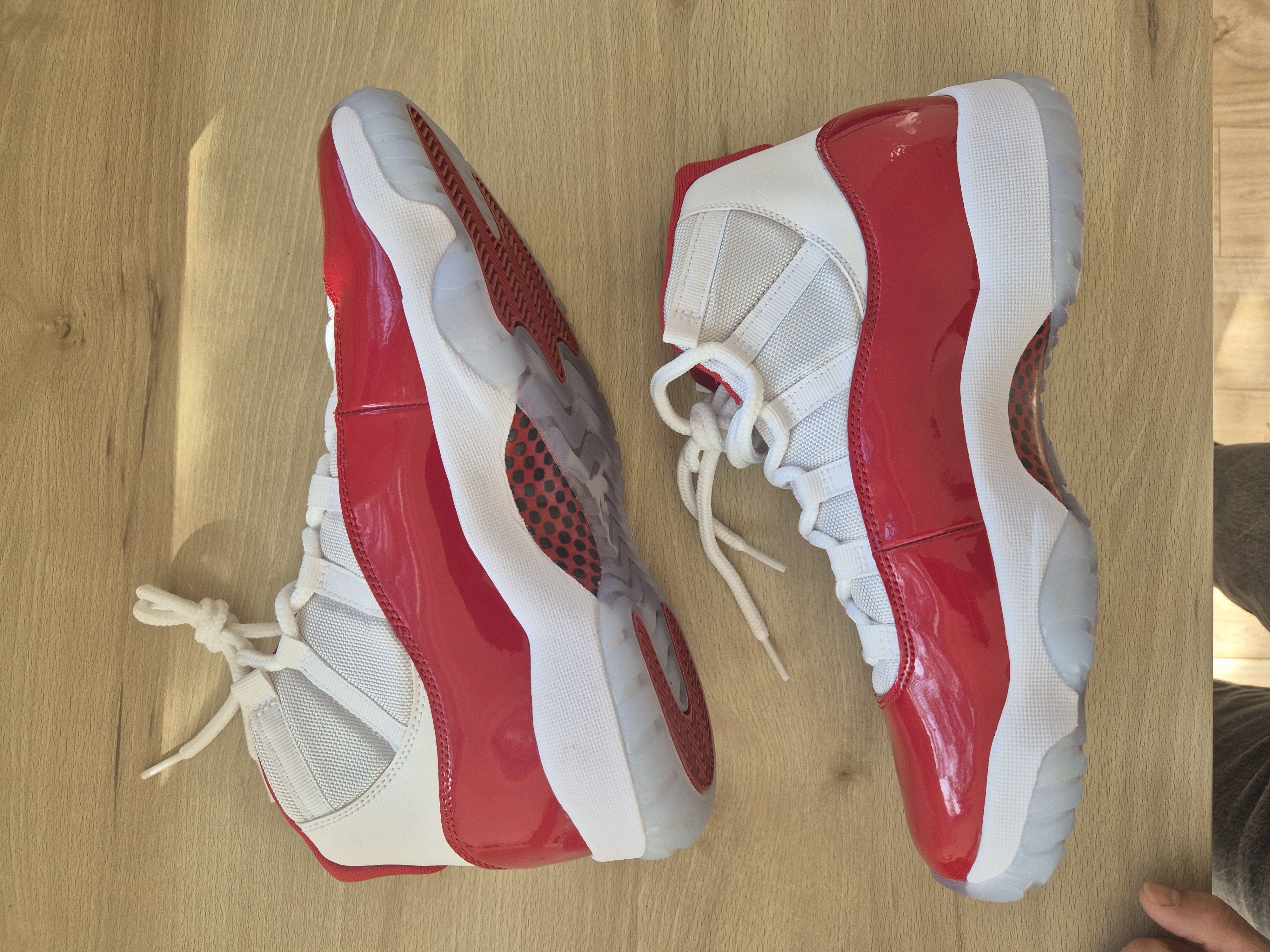 Air Jordan 11 'Cherry' (2022) photo 2