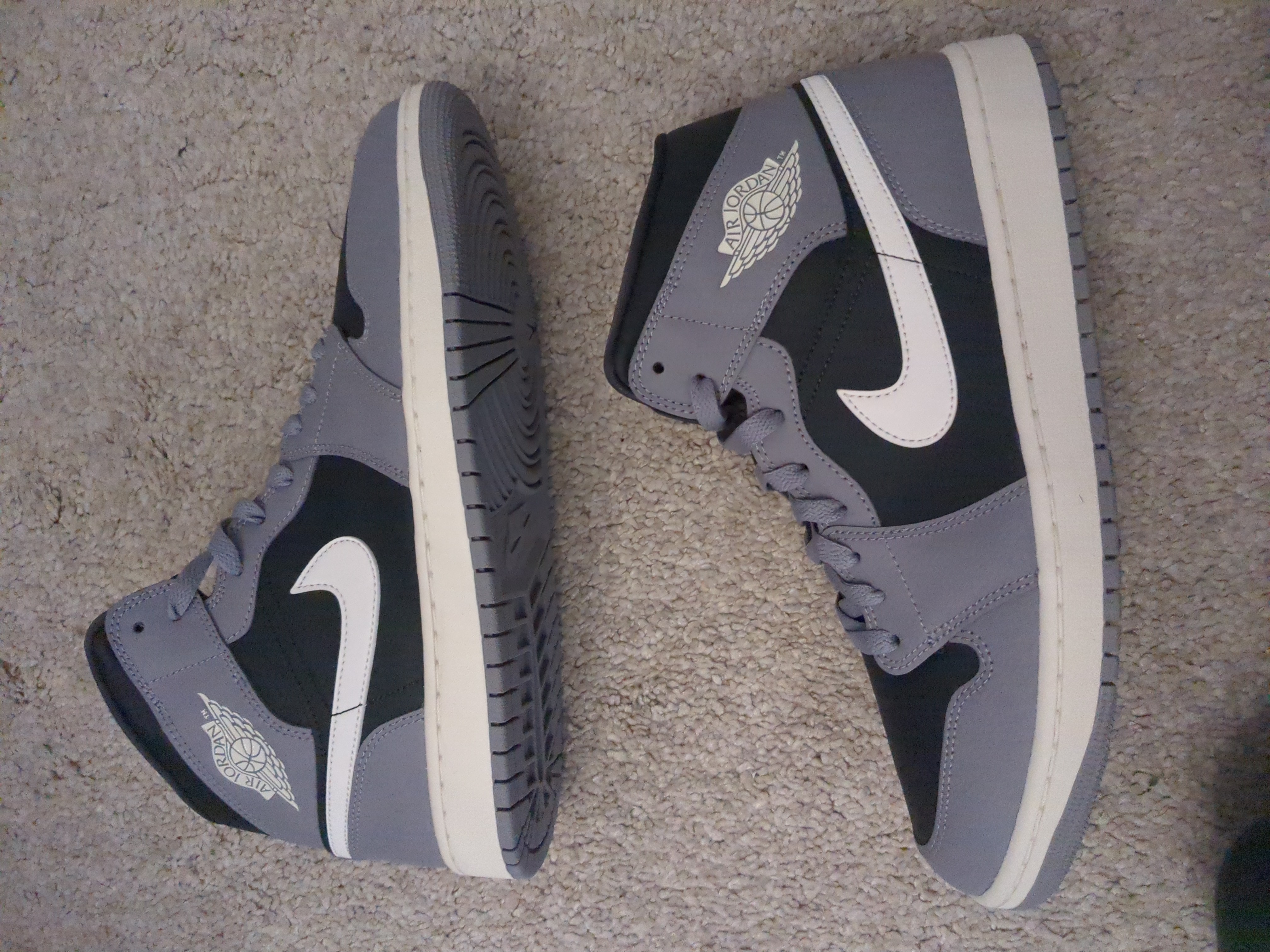 Air Jordan 1 Mid WMNS 'Cement Grey' (2023) photo 1