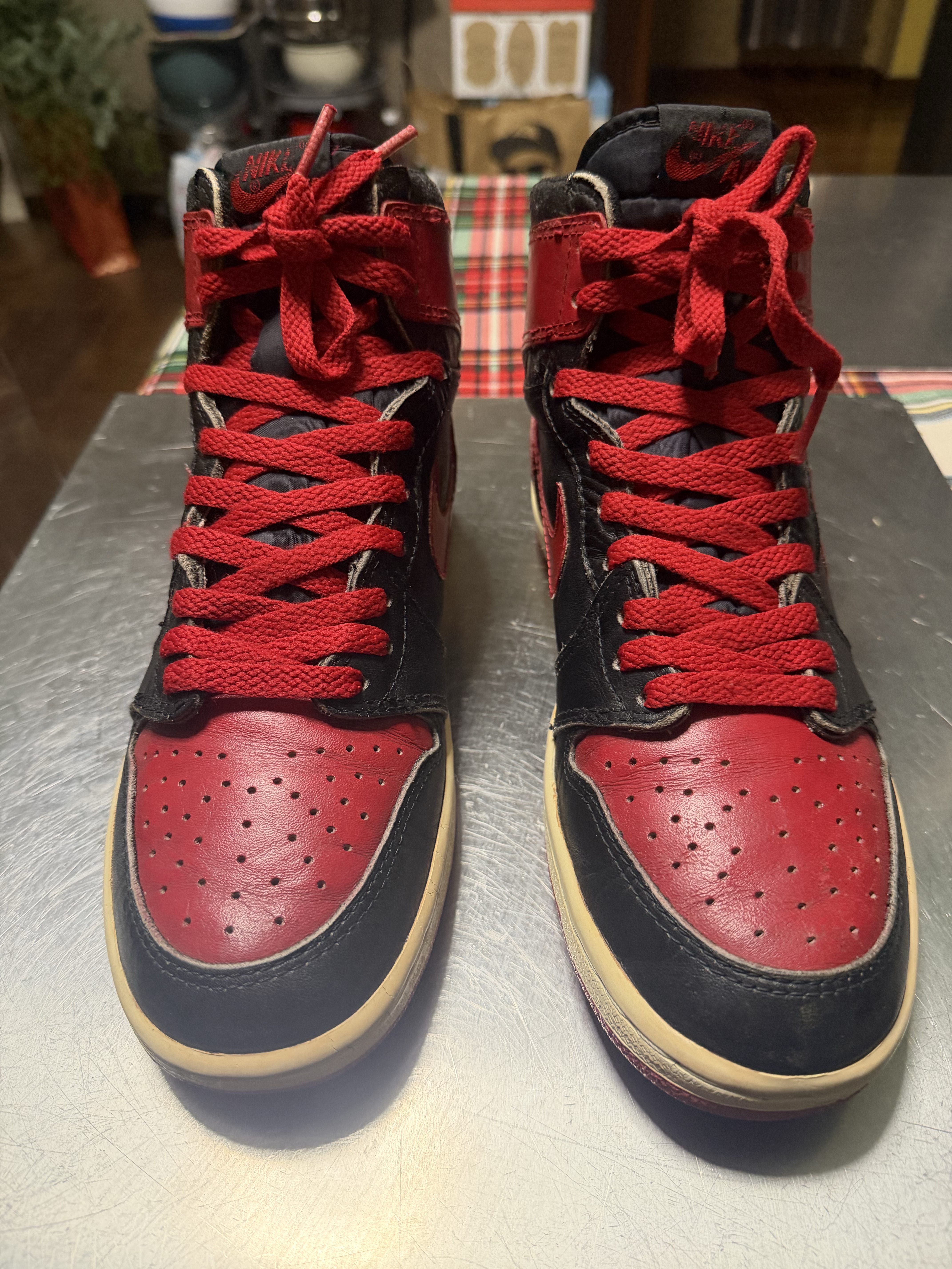 Air Jordan 1 OG 'Bred' (1985) photo 3