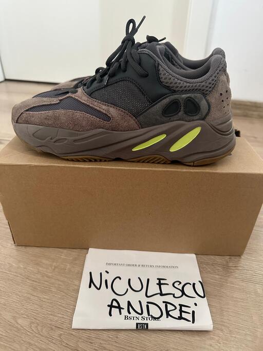 Yeezy Boost 700 'Mauve' (2018)