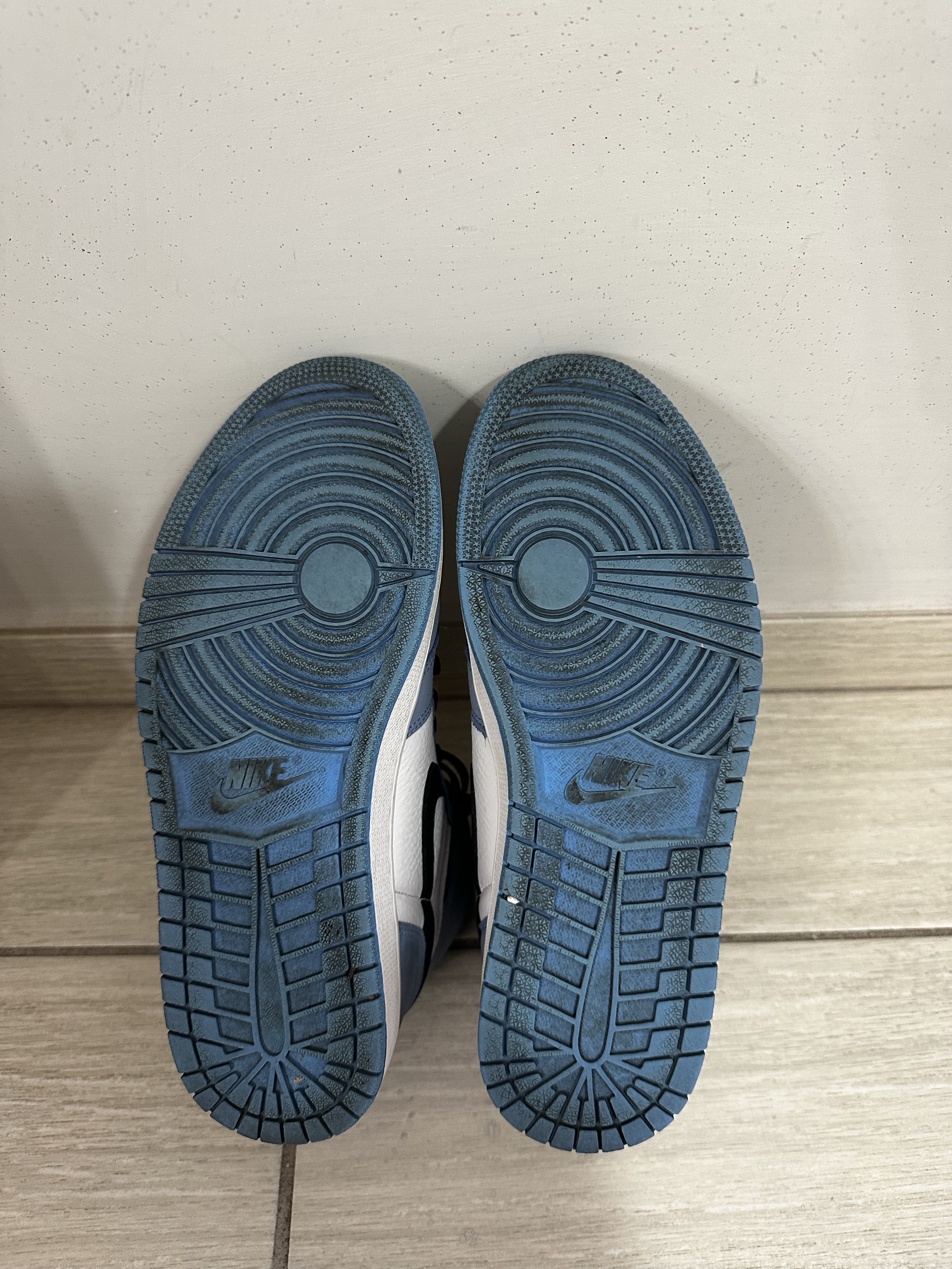 Air Jordan 1 Retro High 'White University Blue' (2021) photo 5