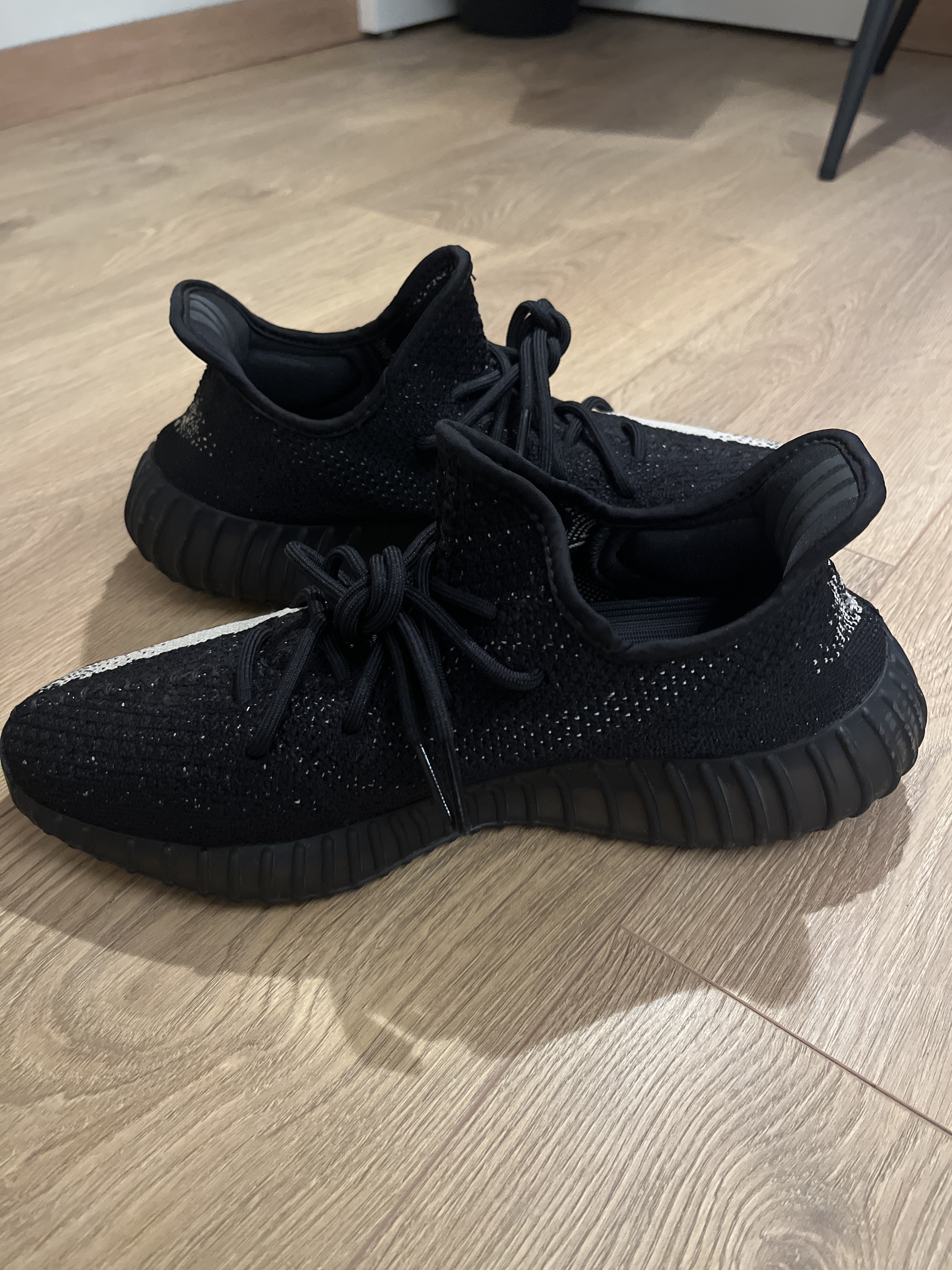 Yeezy Boost 350 V2 'Oreo' photo 2