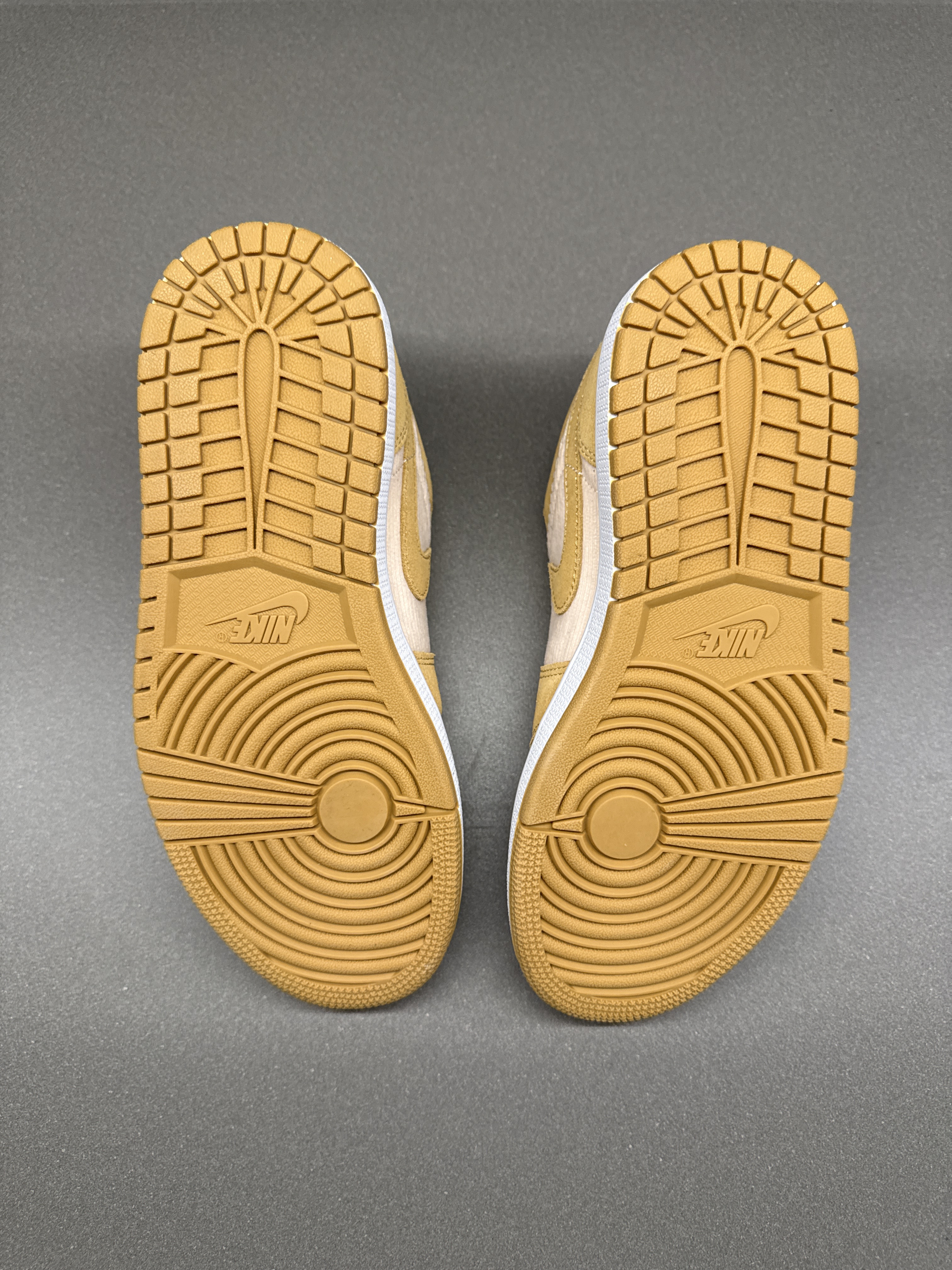 Air Jordan WMNS 1 Low Corduroy (2021) photo 5