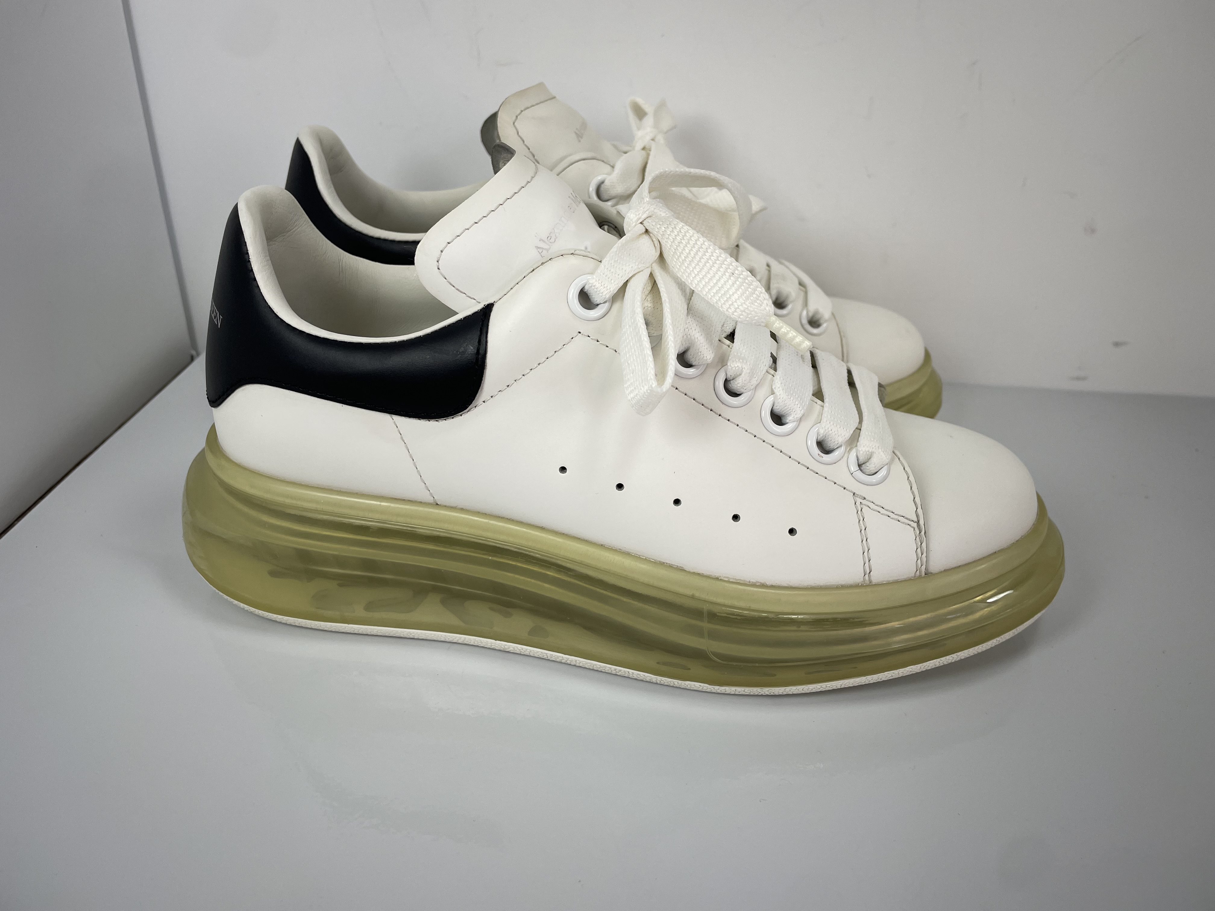 Luxury Alexander McQueen Oversized White photo 2