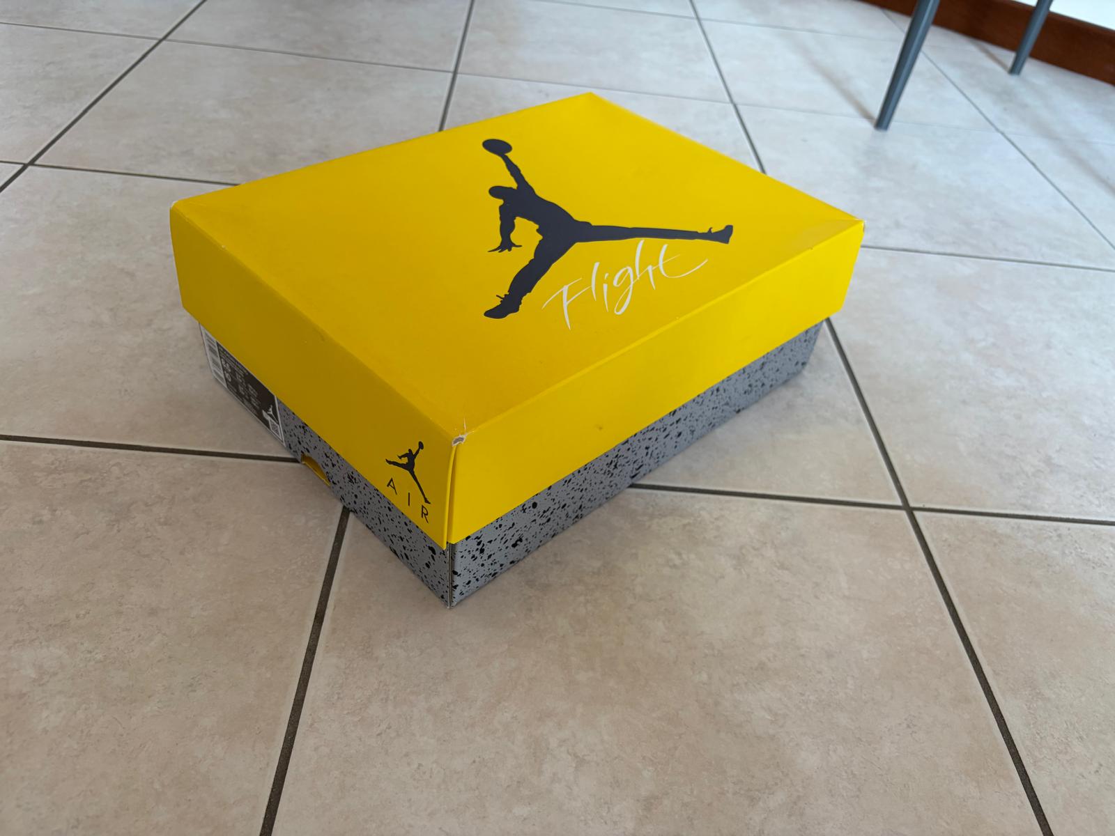 Air Jordan 4 Retro 'Lightning' (2021) photo 7