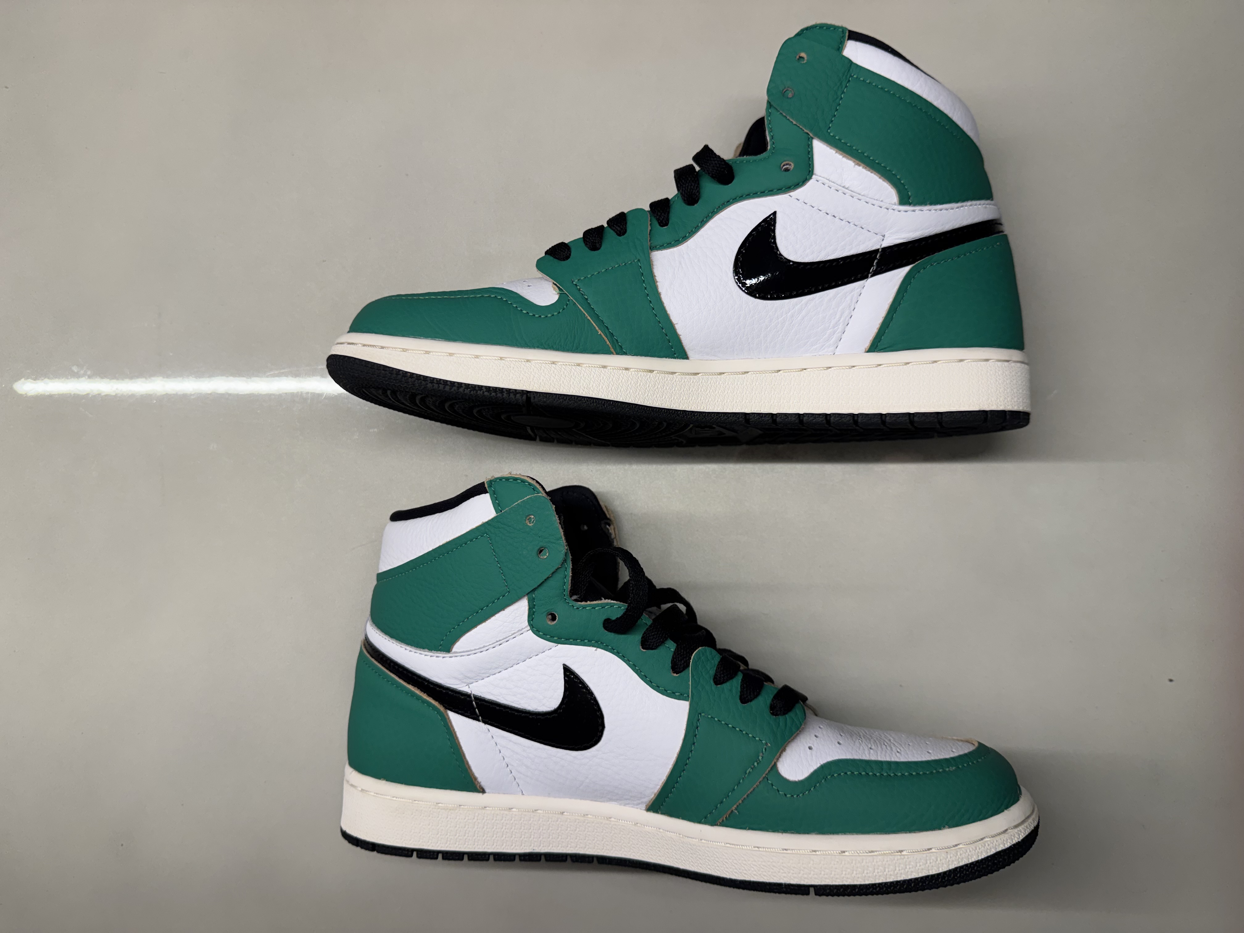 Air Jordan 1 High OG WMNS 'Lucky Green' (2020) photo 2