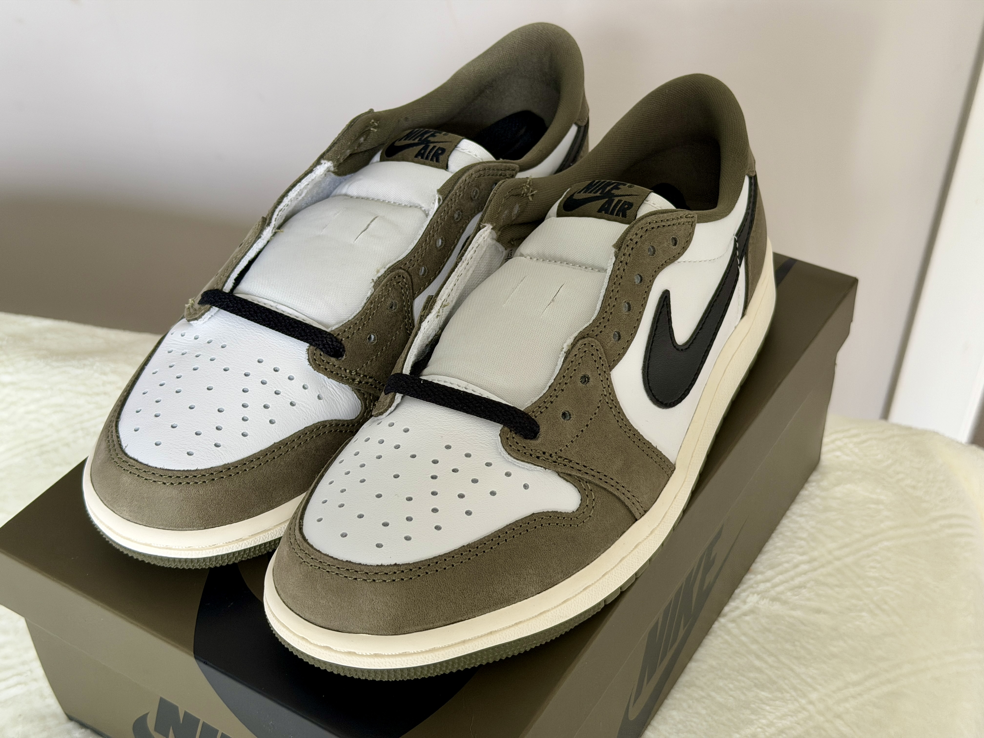 Air Jordan 1 Low OG 'Medium Olive' (2026) photo 3
