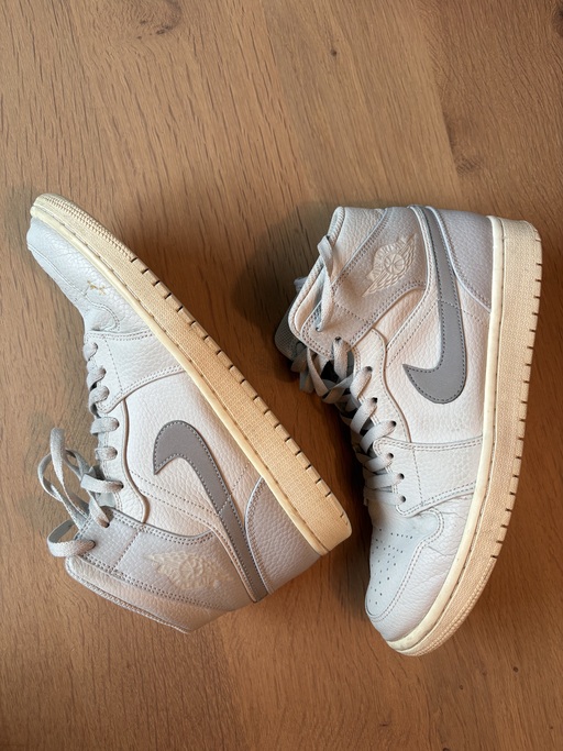 Air Jordan 1 Mid Light Bone (2018)