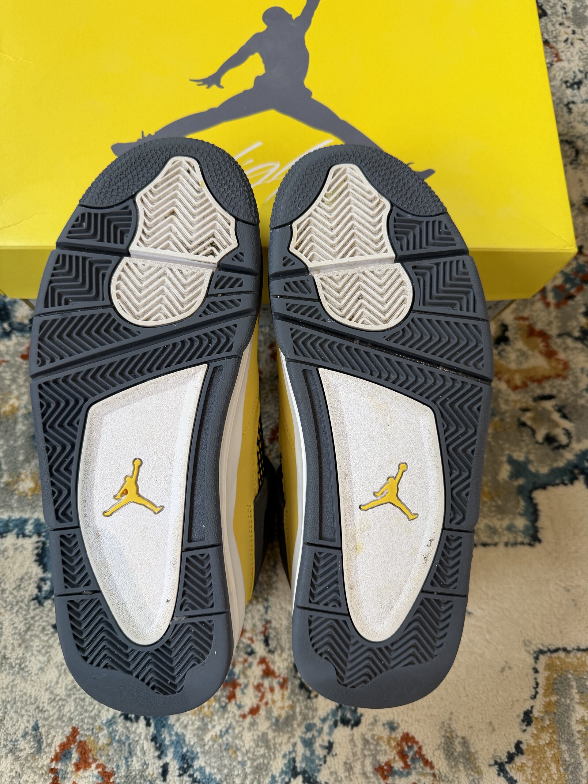 Air Jordan 4 Retro 'Lightning' (2021) photo 5