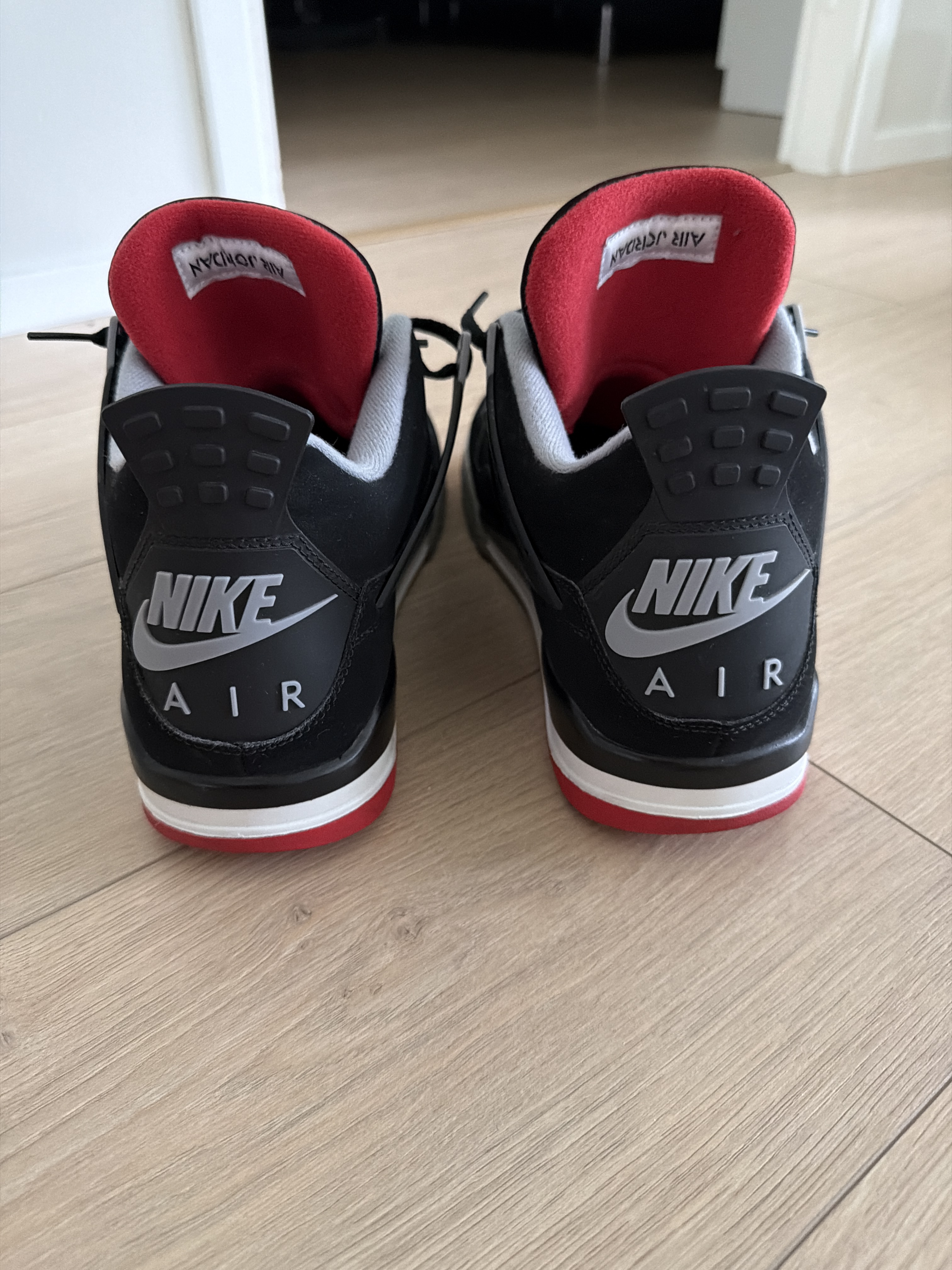 Air Jordan 4 Retro 'Bred' (2019) photo 4