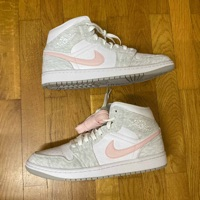 Air Jordan WMNS 1 Mid SE Light Iron Ore (2022)