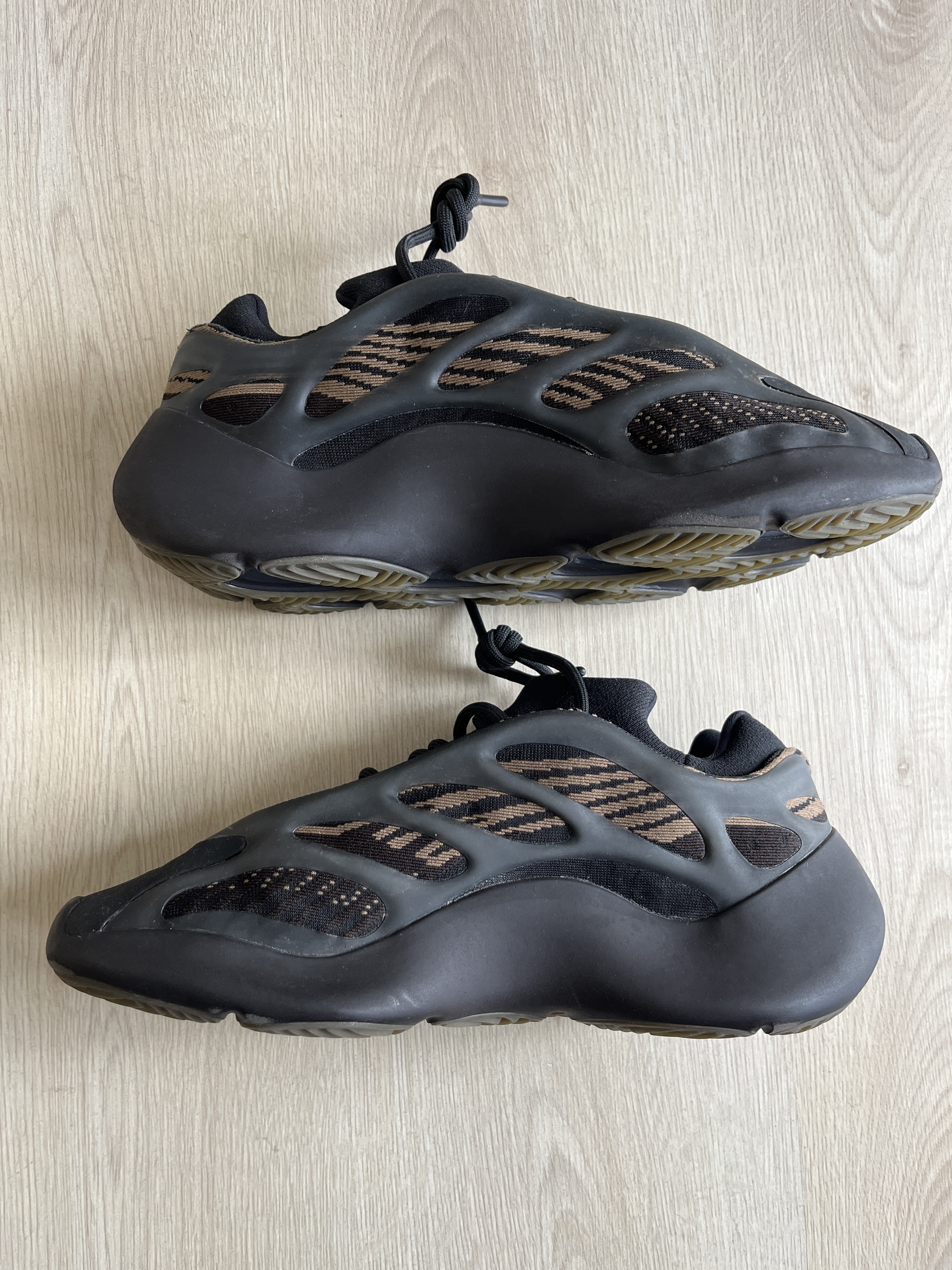 Yeezy 700 V3 'Clay Brown' (2020) photo 2