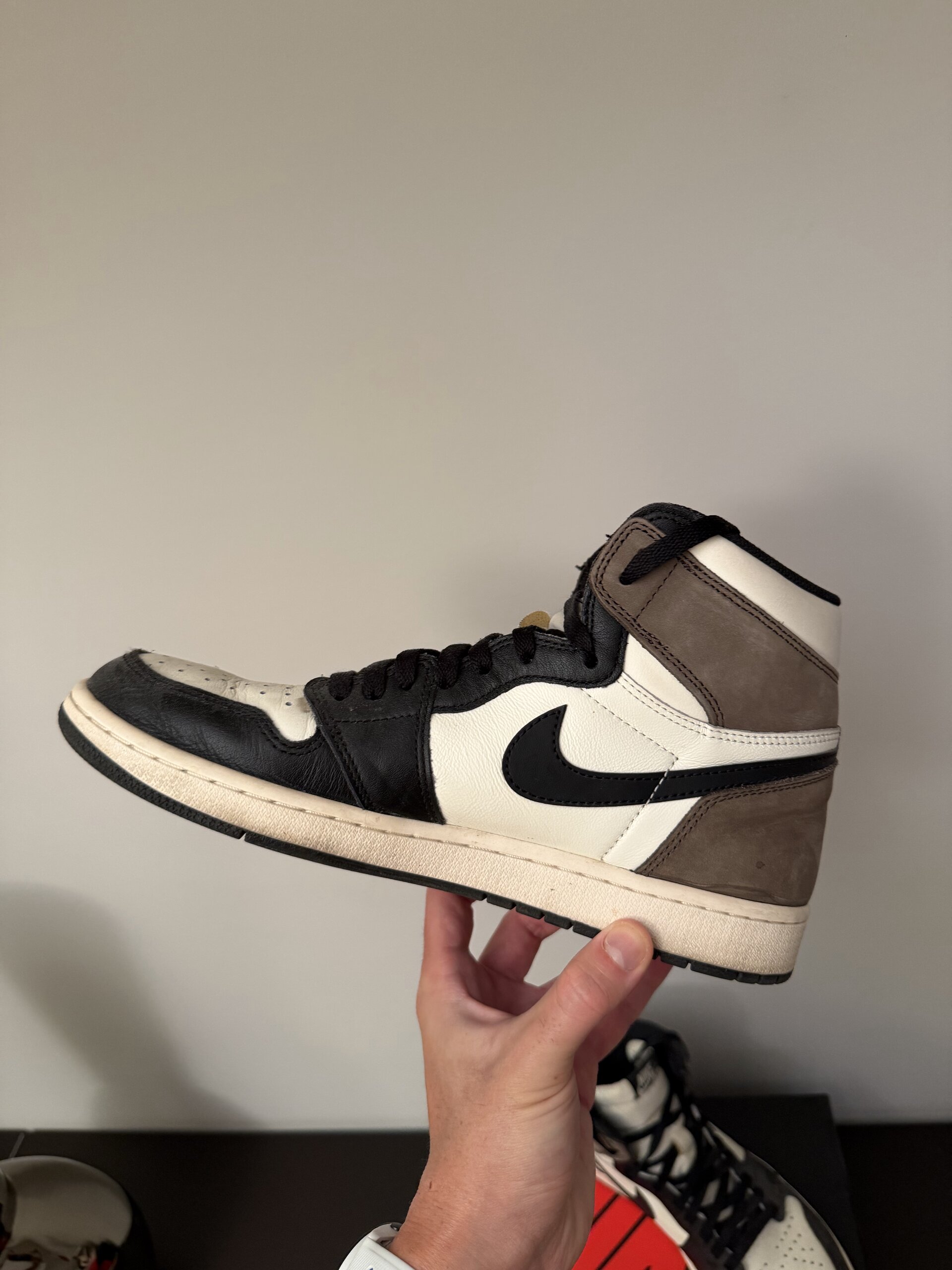 Air Jordan 1 Retro High OG 'Dark Mocha' (2020) photo 3