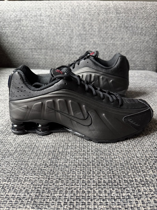 Nike Shox R4 'Black Bright Crimson' (2025)