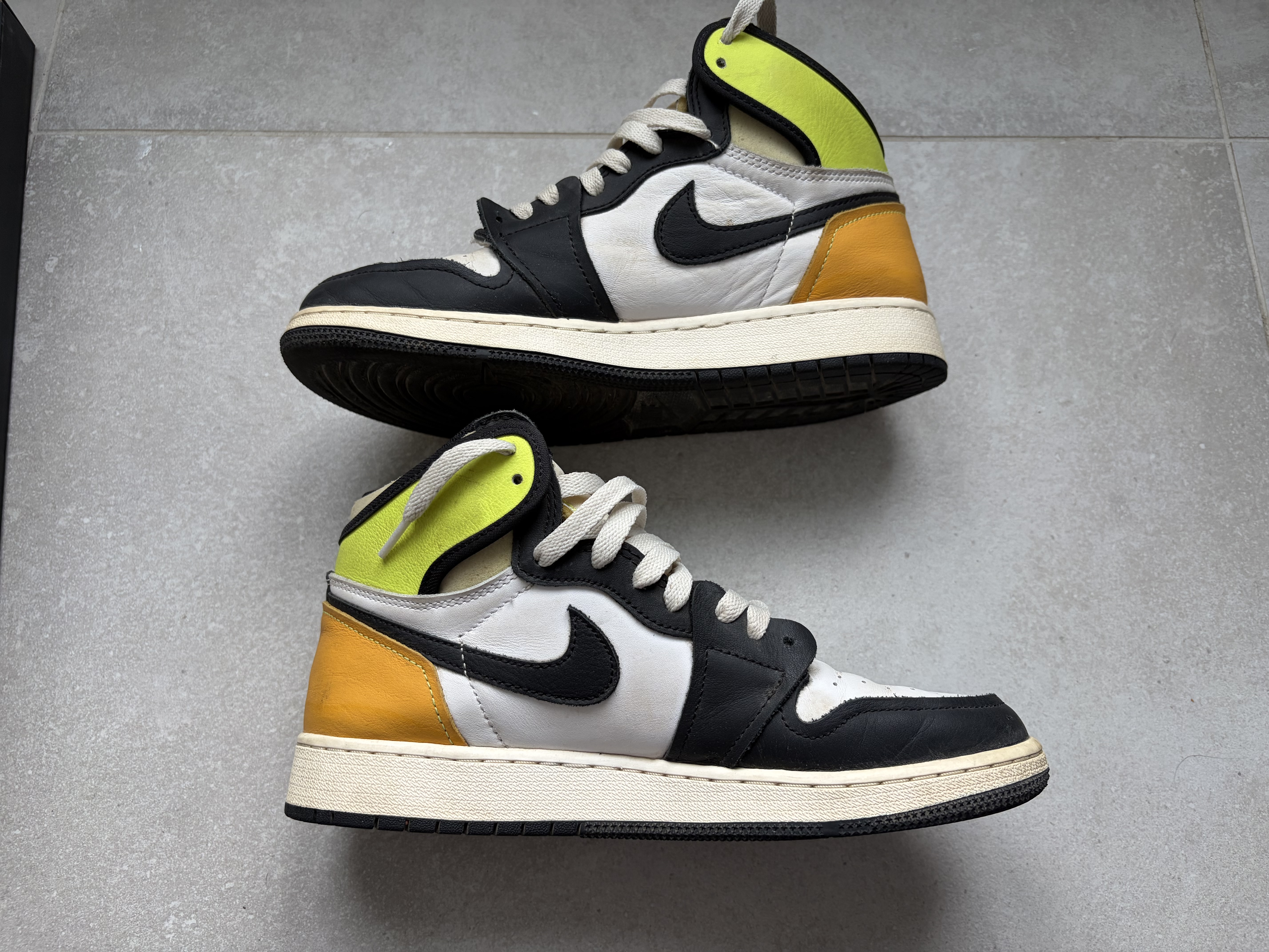 Air Jordan 1 Retro High GS 'Volt University Gold' (2021) photo 2