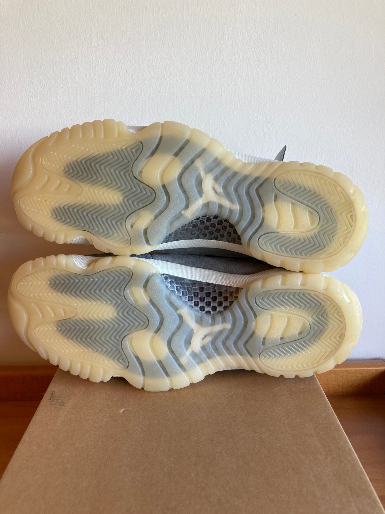 Air Jordan 11 Retro 'Pinnacle Grey Suede' (2016) photo 4