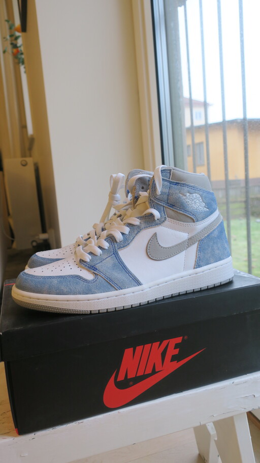 Air Jordan 1 Retro High OG 'Hyper Royal' (2021)