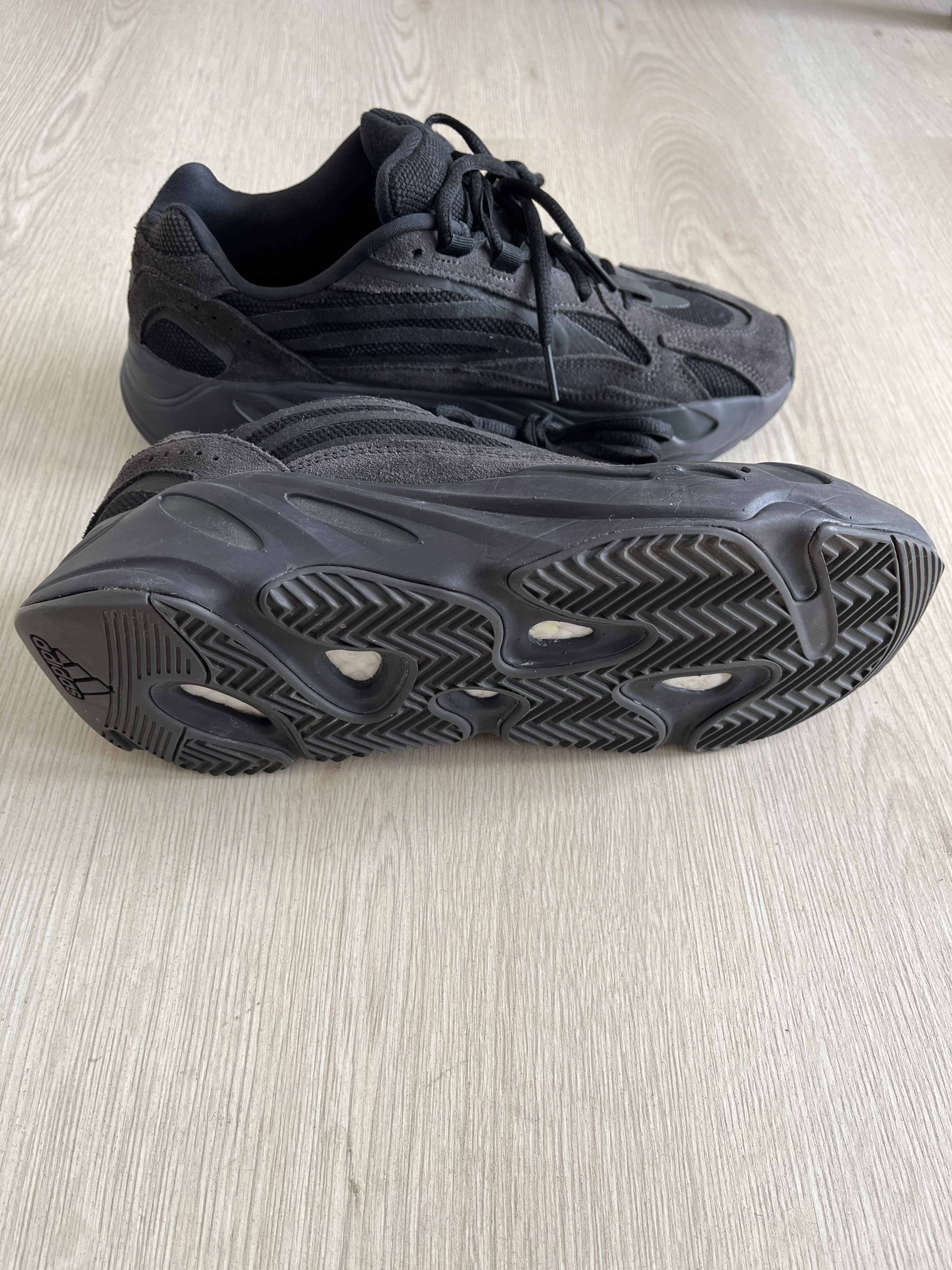 Yeezy Boost 700 V2 'Vanta' (2019) photo 9