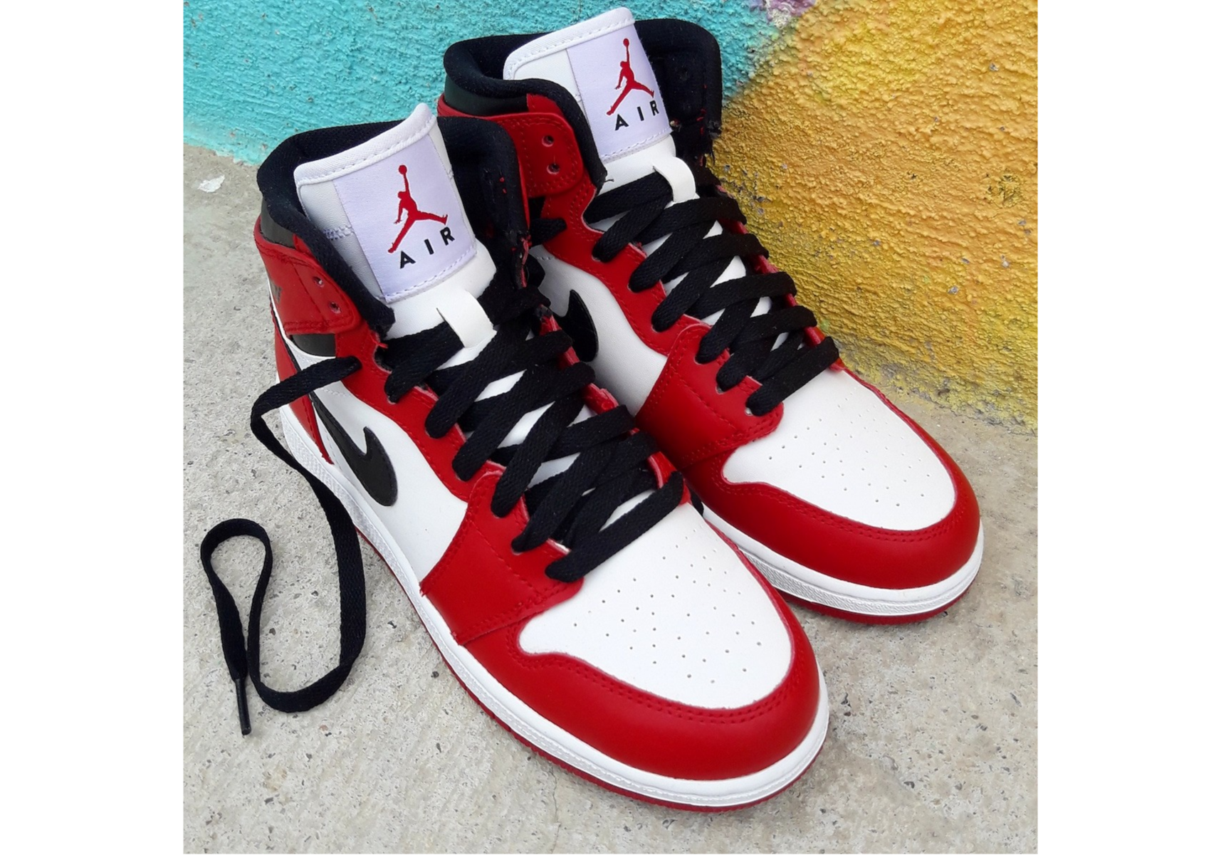 Air Jordan 1 Retro Chicago 2013 (GS) photo 2