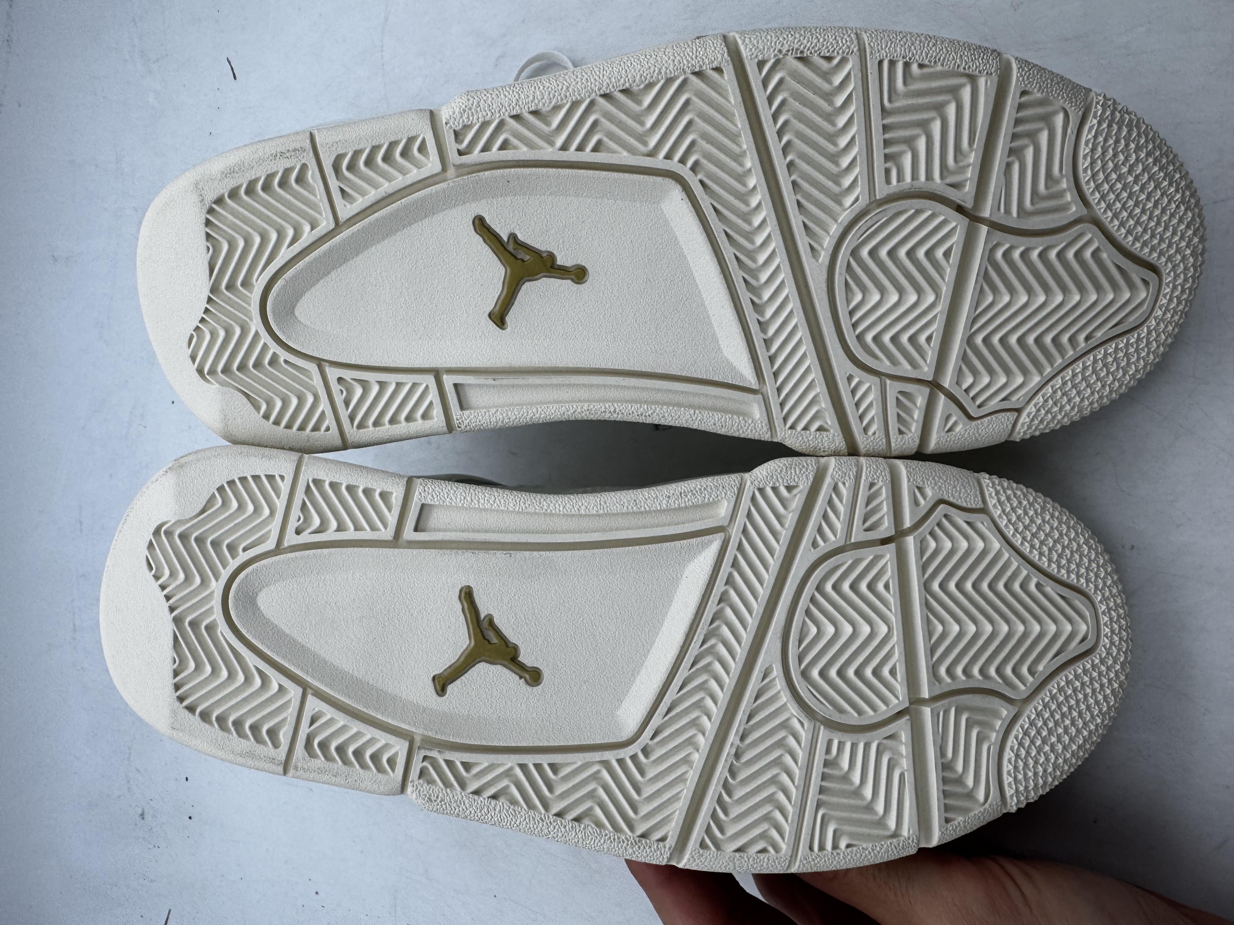 Air Jordan 4 WMNS 'Metallic Gold' (2024) photo 7