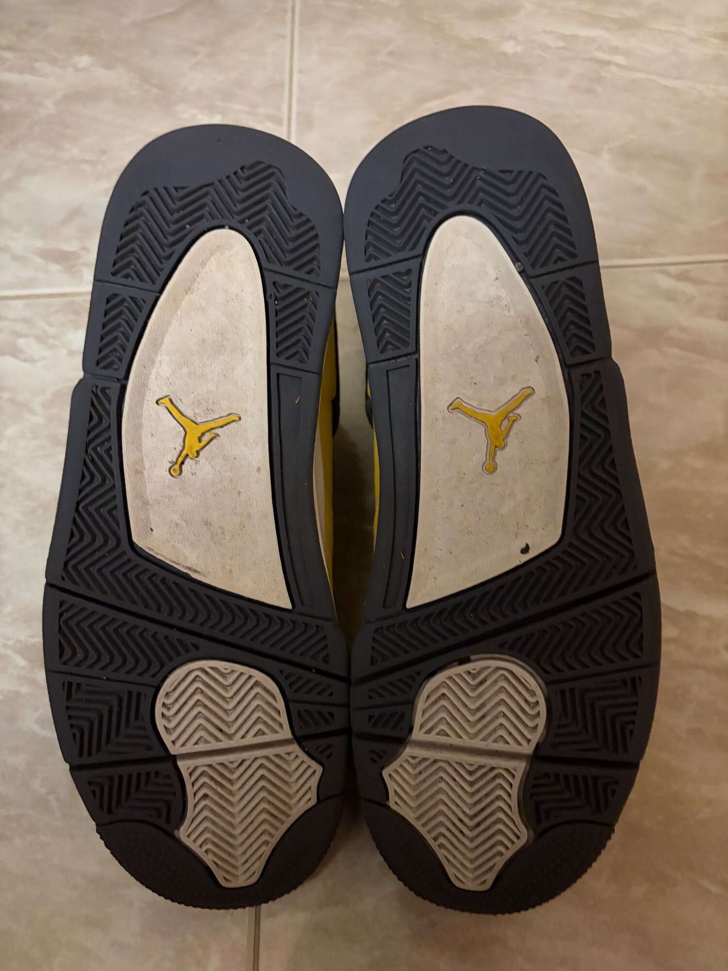Air Jordan 4 Retro 'Lightning' (2021) photo 5