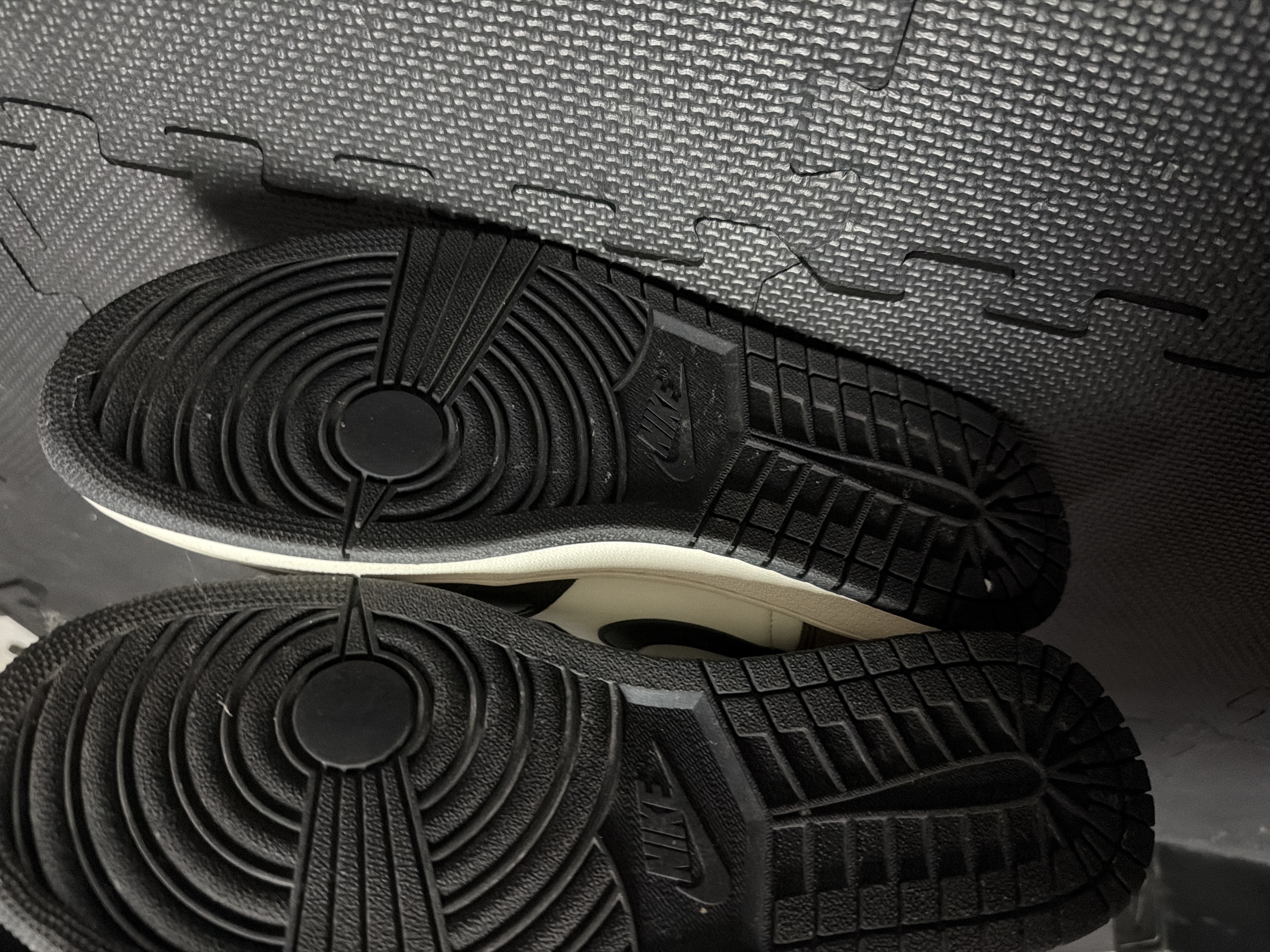 Air Jordan 1 Retro High OG 'Dark Mocha' (2020) photo 5