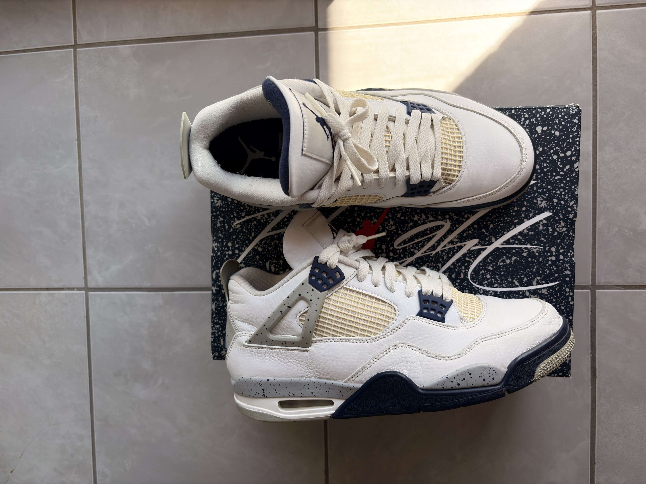 Air Jordan 4 Retro 'Midnight Navy' (2022) photo 2