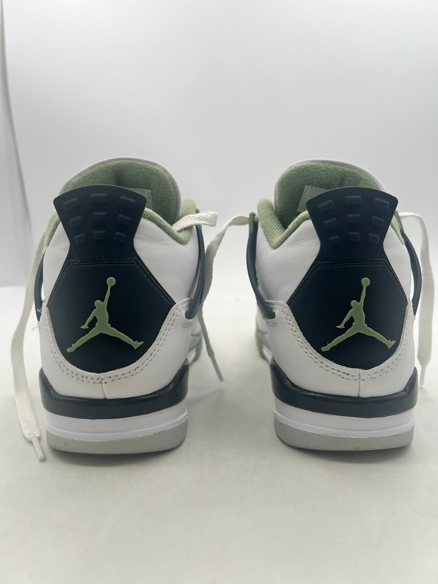 Air Jordan 4 WMNS 'Seafoam' (2023) photo 3