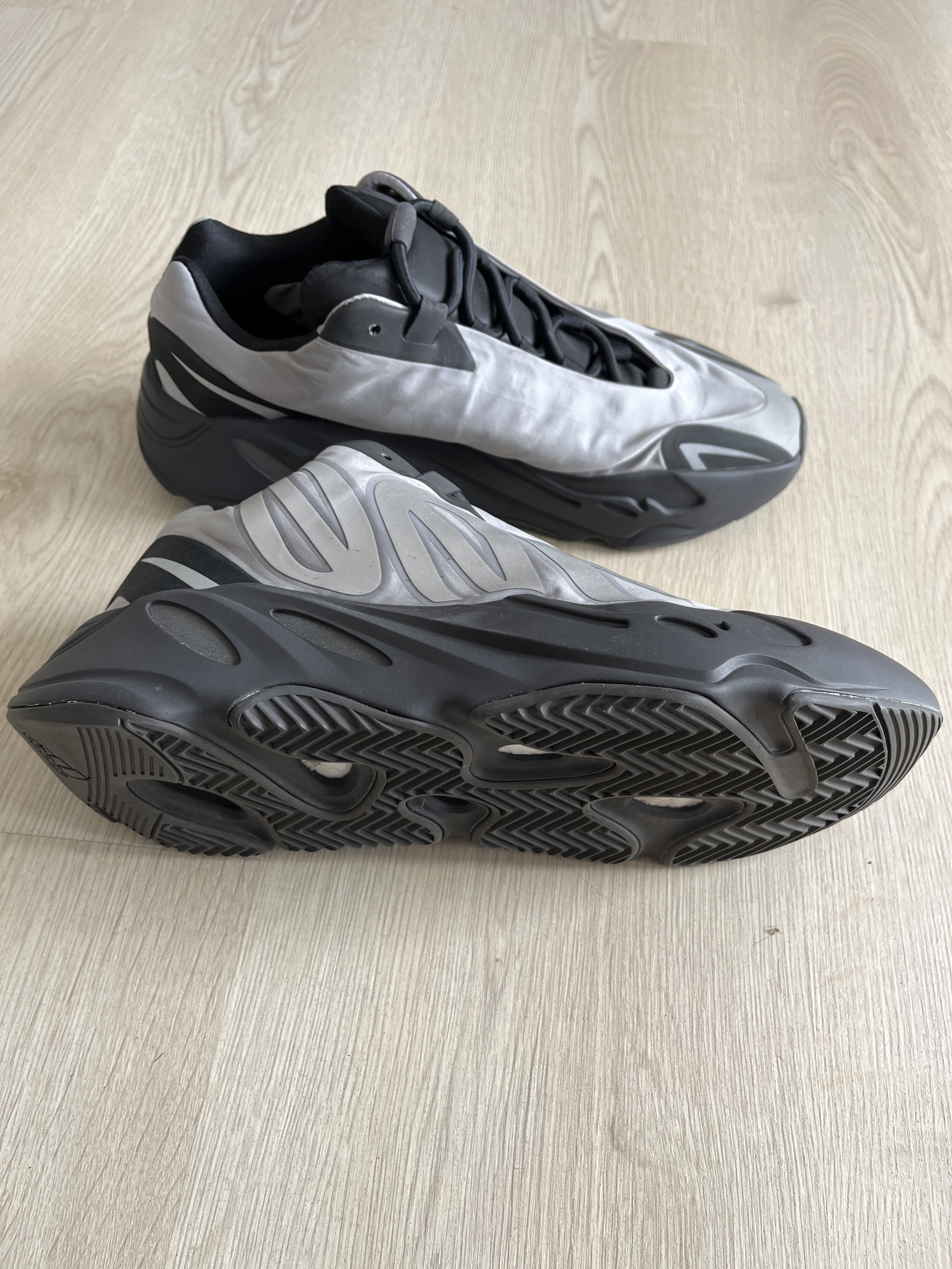Yeezy Boost 700 MNVN 'Metallic' photo 9