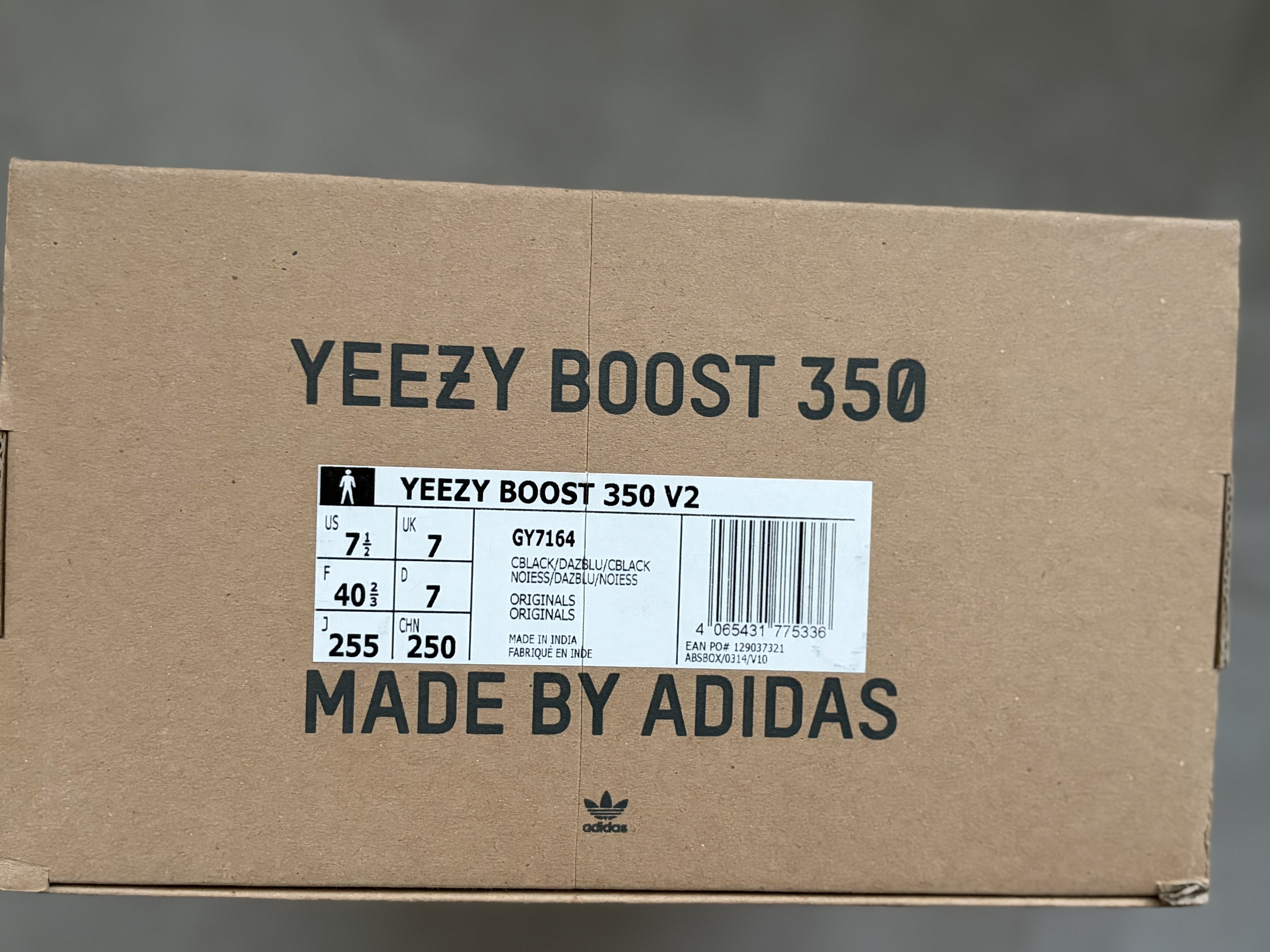 Yeezy Boost 350 V2 'Dazzling Blue' (2022) photo 7