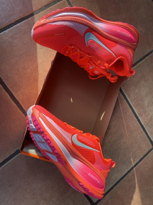 Nike Vomero 18 'Bright Crimson' (2025)