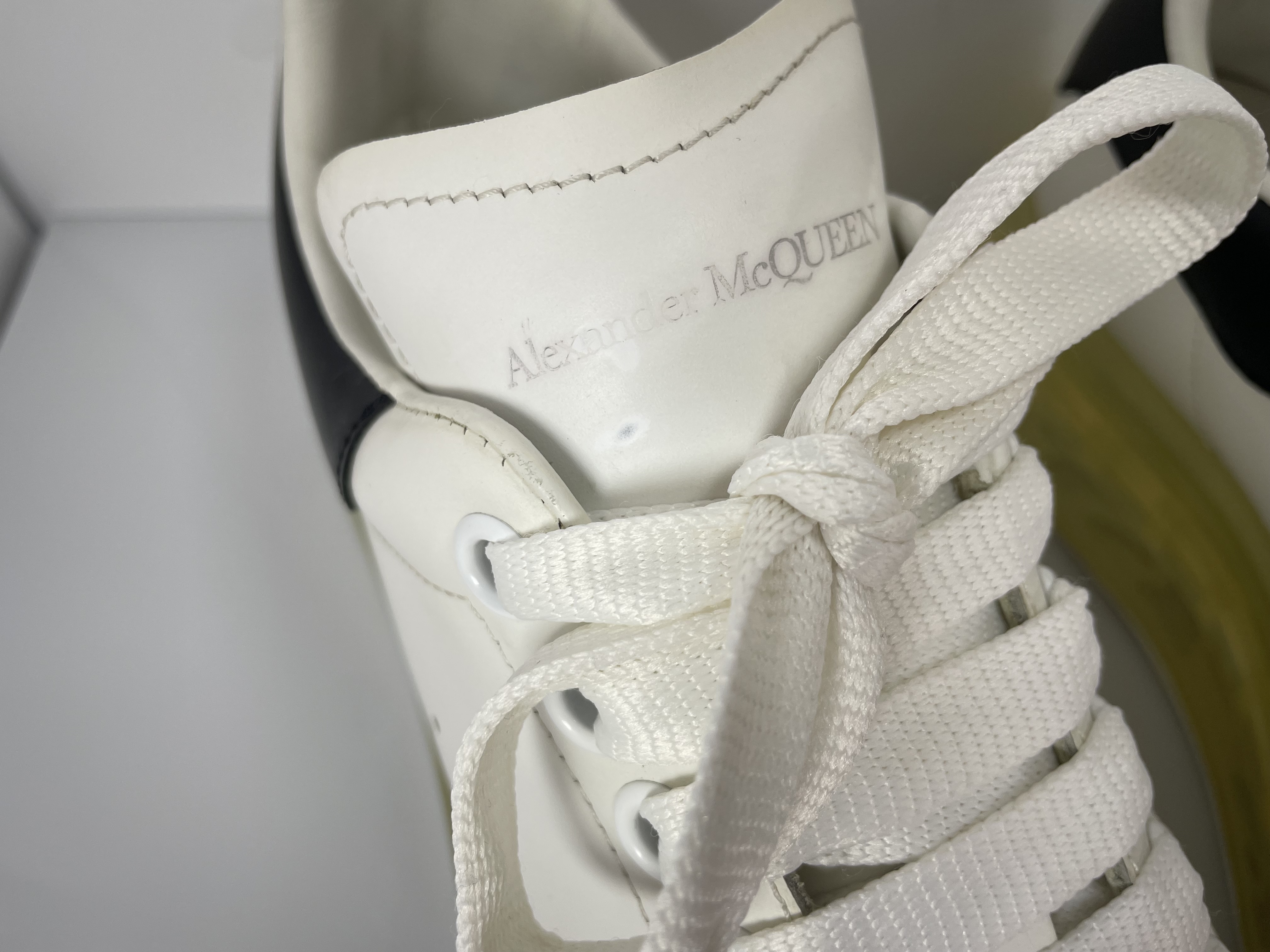 Luxury Alexander McQueen Oversized White photo 3