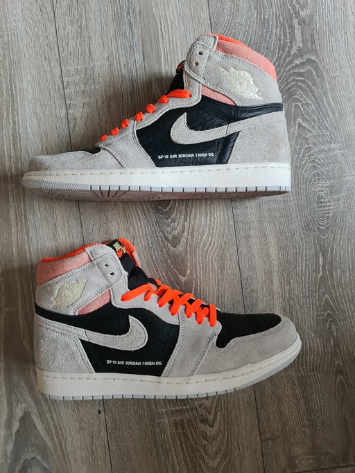 Air Jordan 1 High Retro 'Neutral Grey Hyper Crimson' (2019)