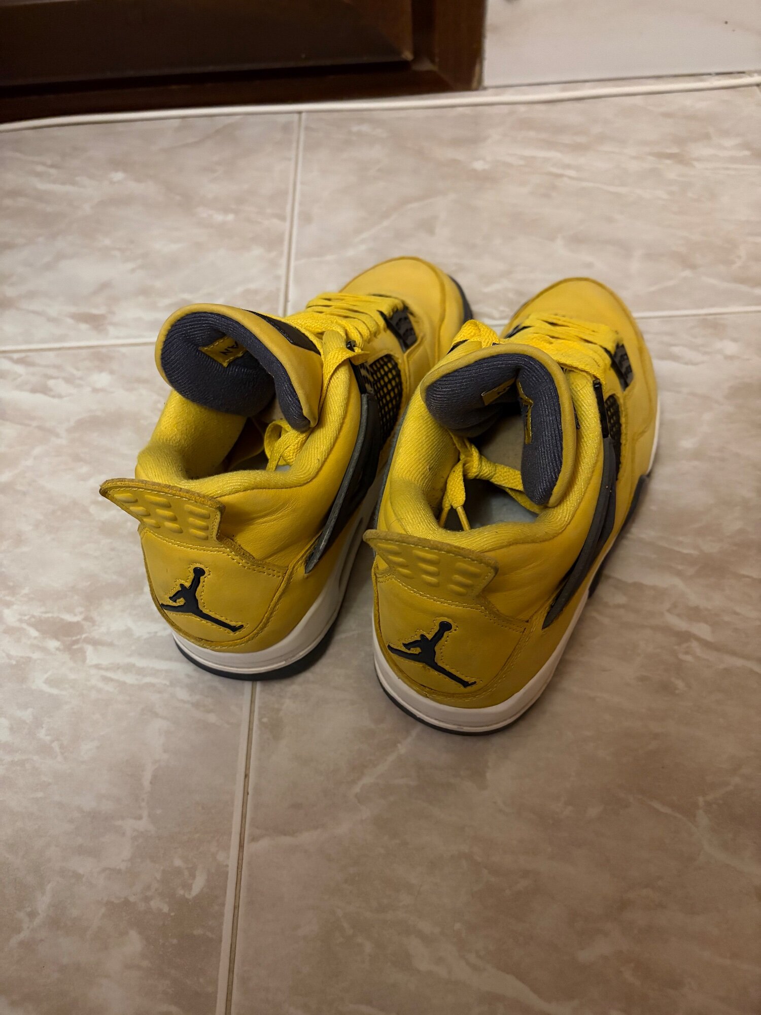 Air Jordan 4 Retro 'Lightning' (2021) photo 4