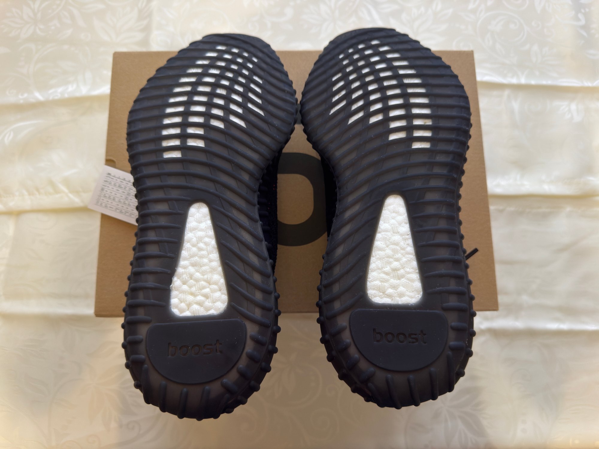 Yeezy Boost 350 V2 'Red' photo 5