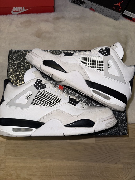 Air Jordan 4 'Military Black' (2022)