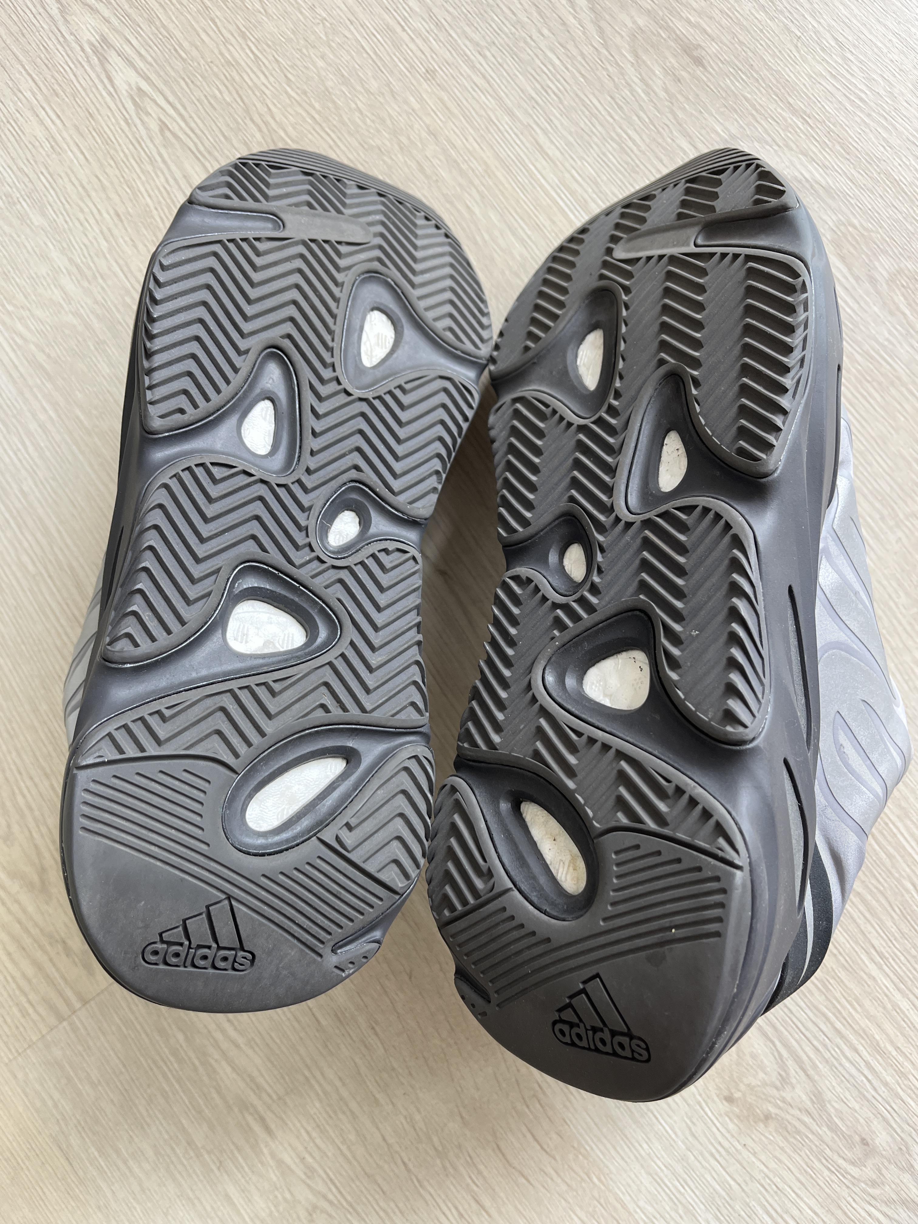 Yeezy Boost 700 MNVN 'Metallic' photo 5