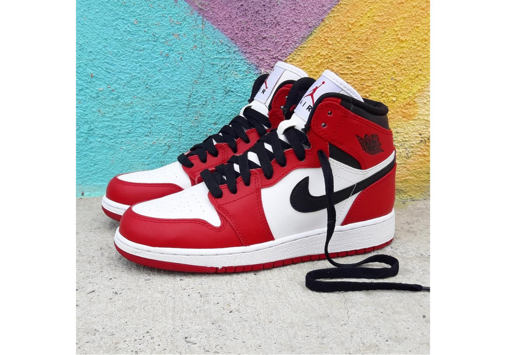 Air Jordan 1 Retro Chicago 2013 (GS) photo 4