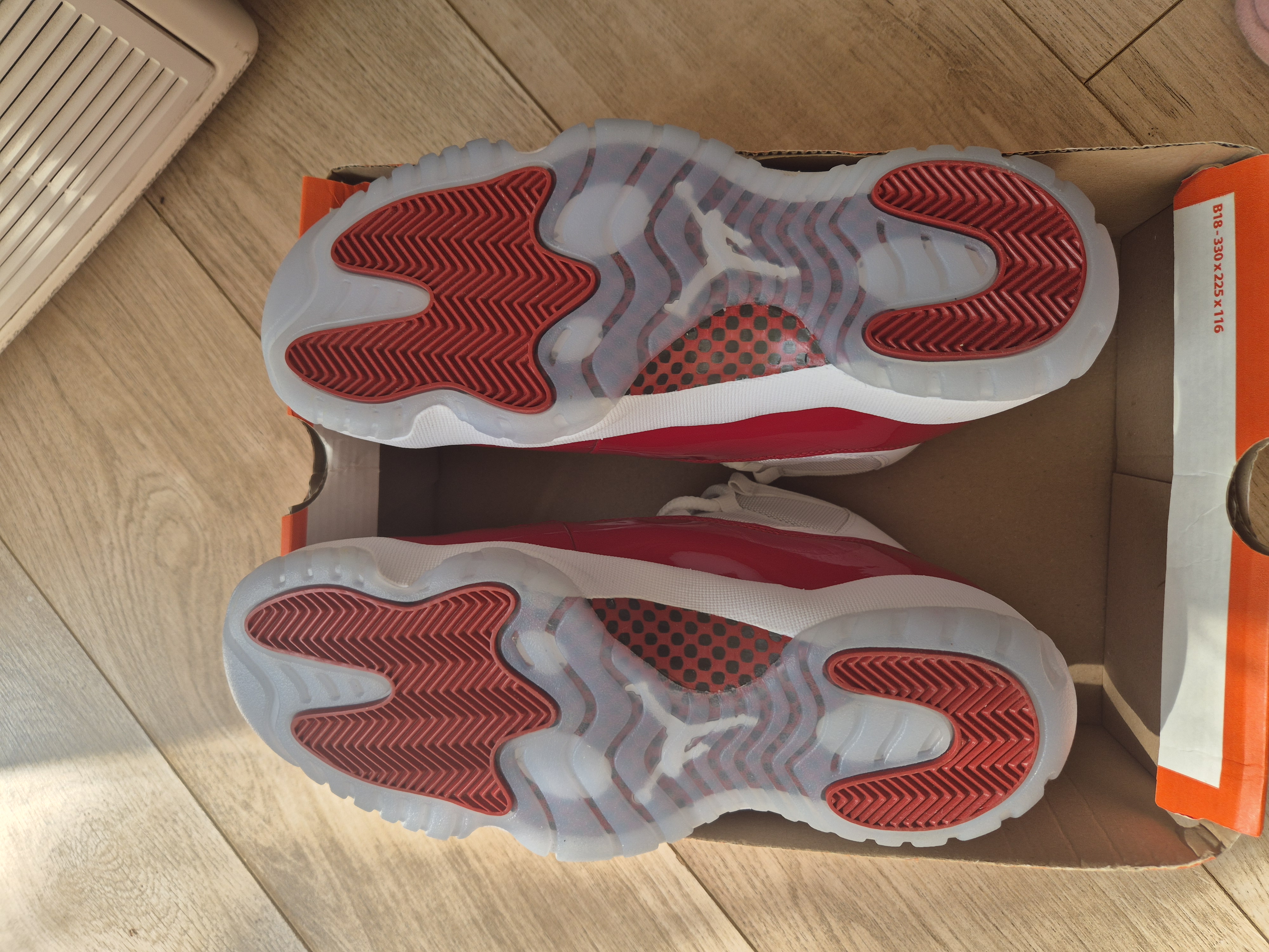 Air Jordan 11 'Cherry' (2022) photo 7