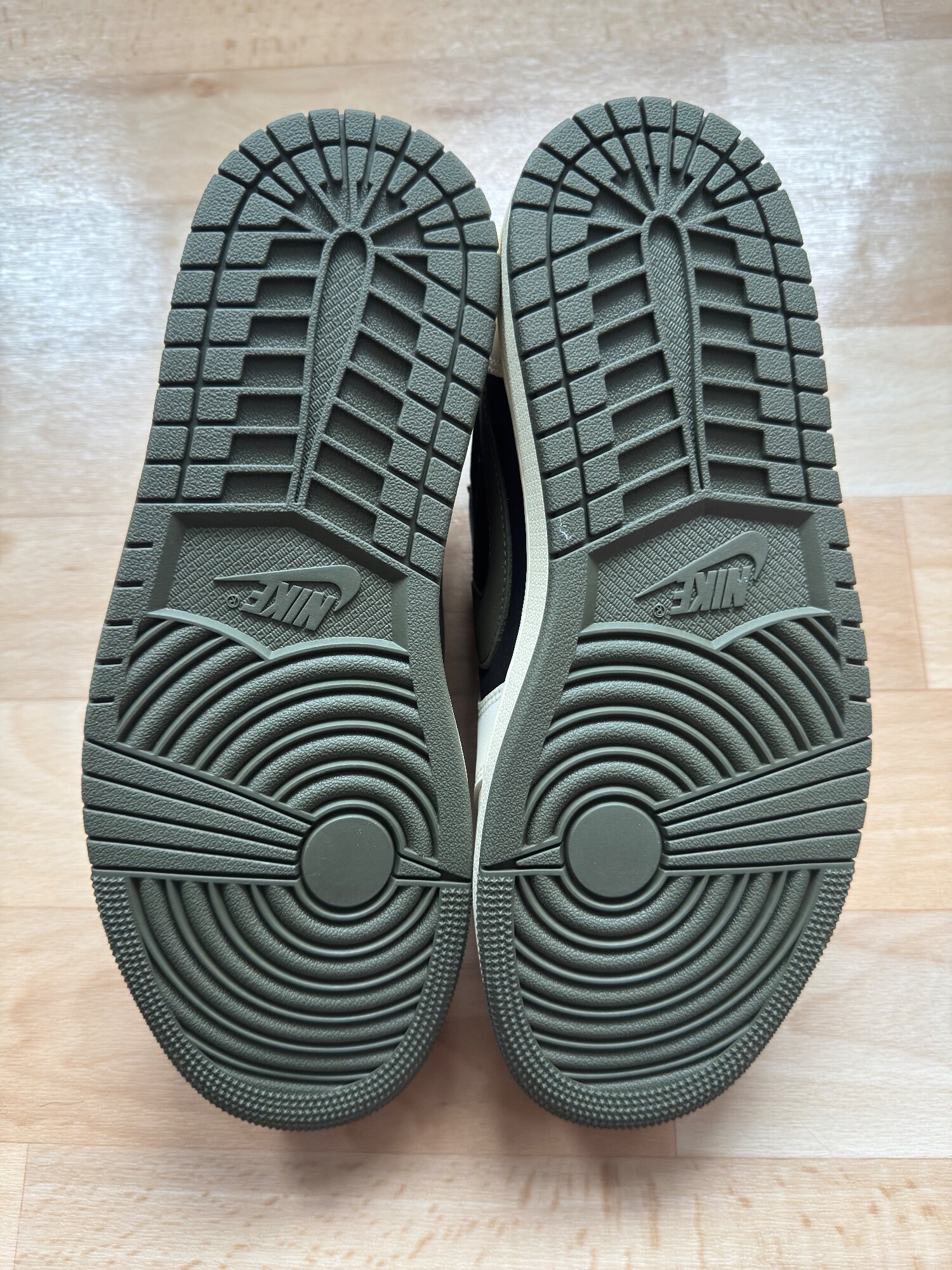 Air Jordan x Travis Scott 1 Low OG SP WMNS 'Olive' (2023) photo 5